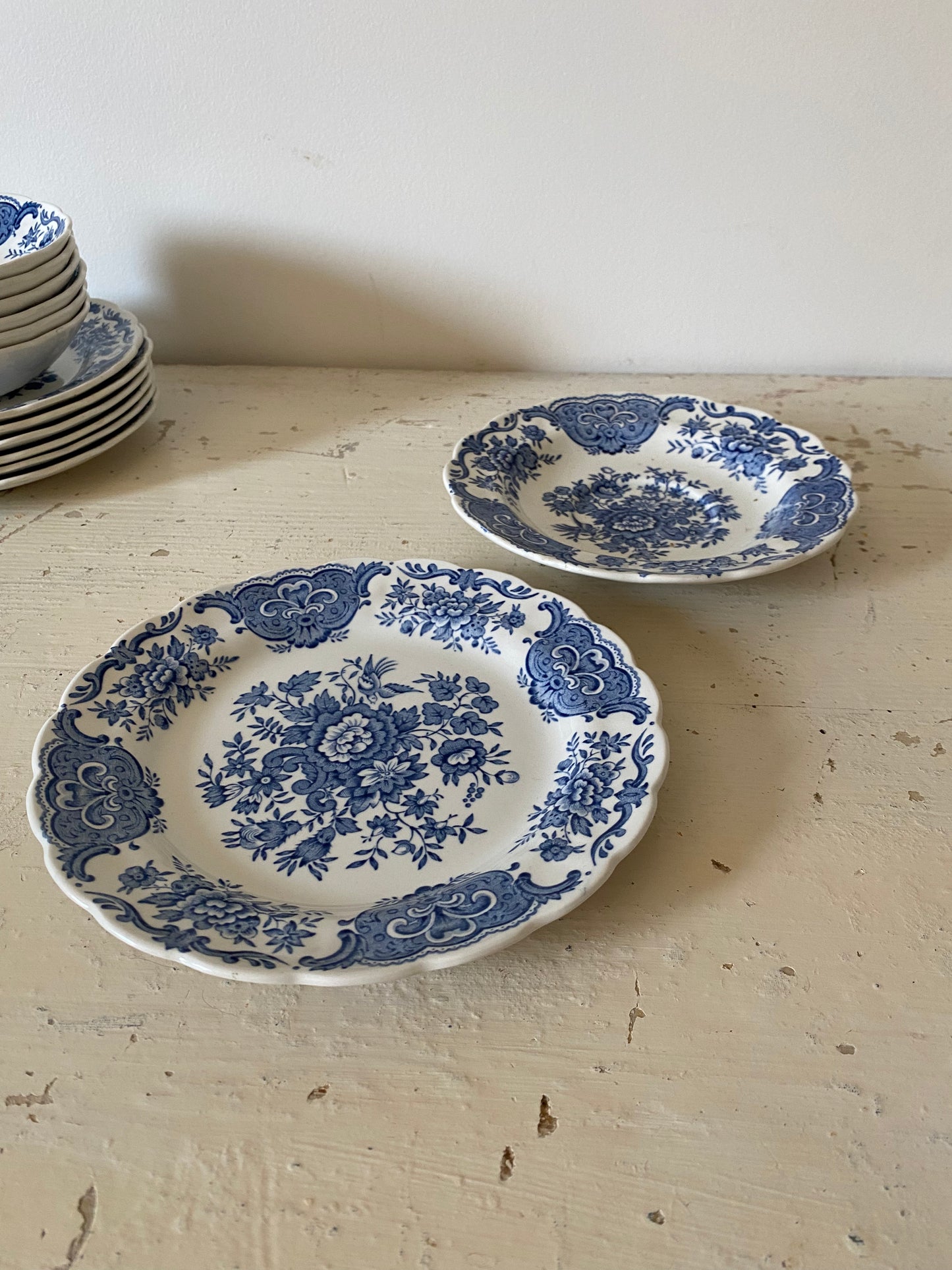 Ensemble de 8 ramequins ou coupelles en porcelaine anglaise ancienne