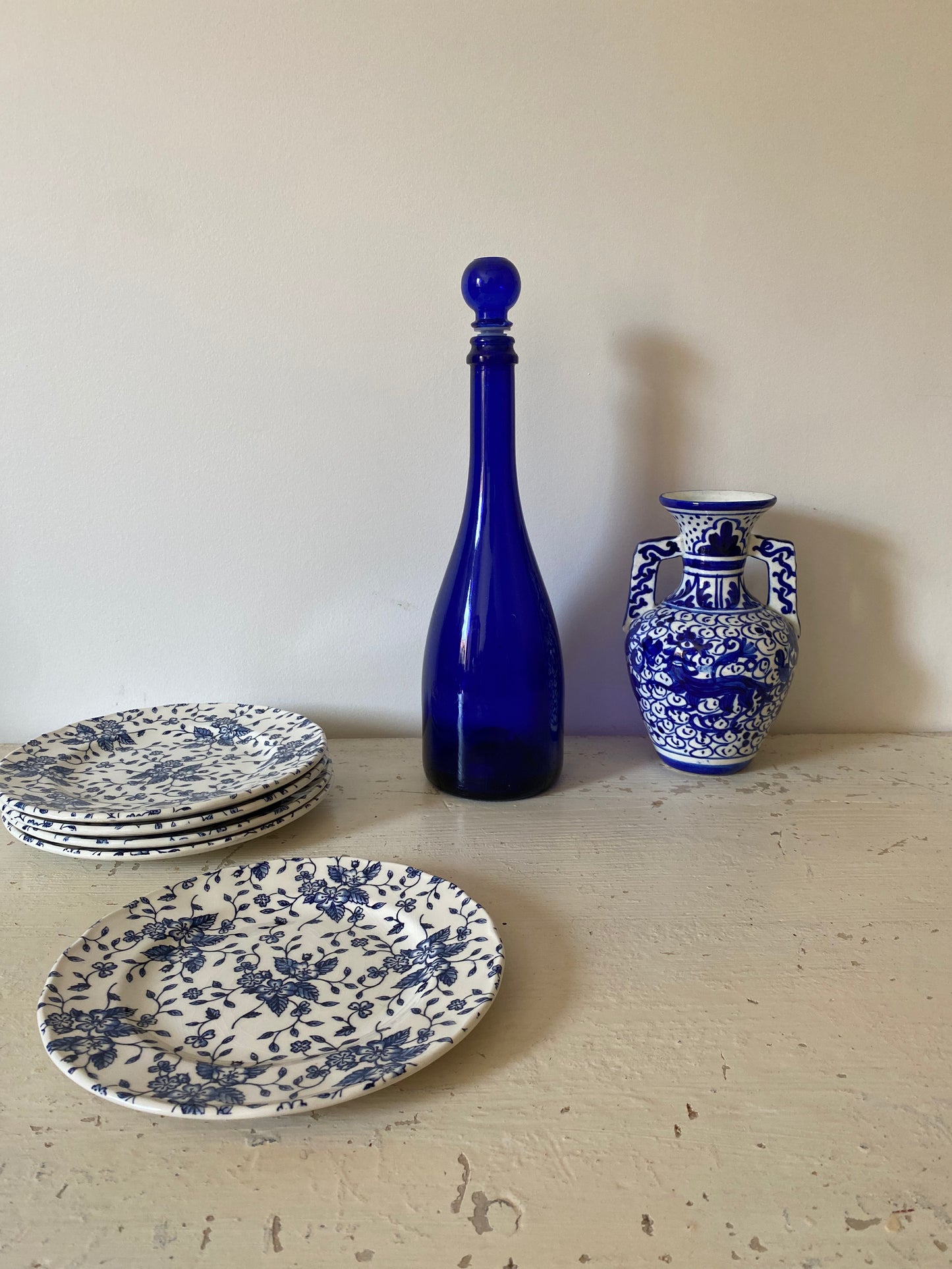 Bouteille en verre bleu marine