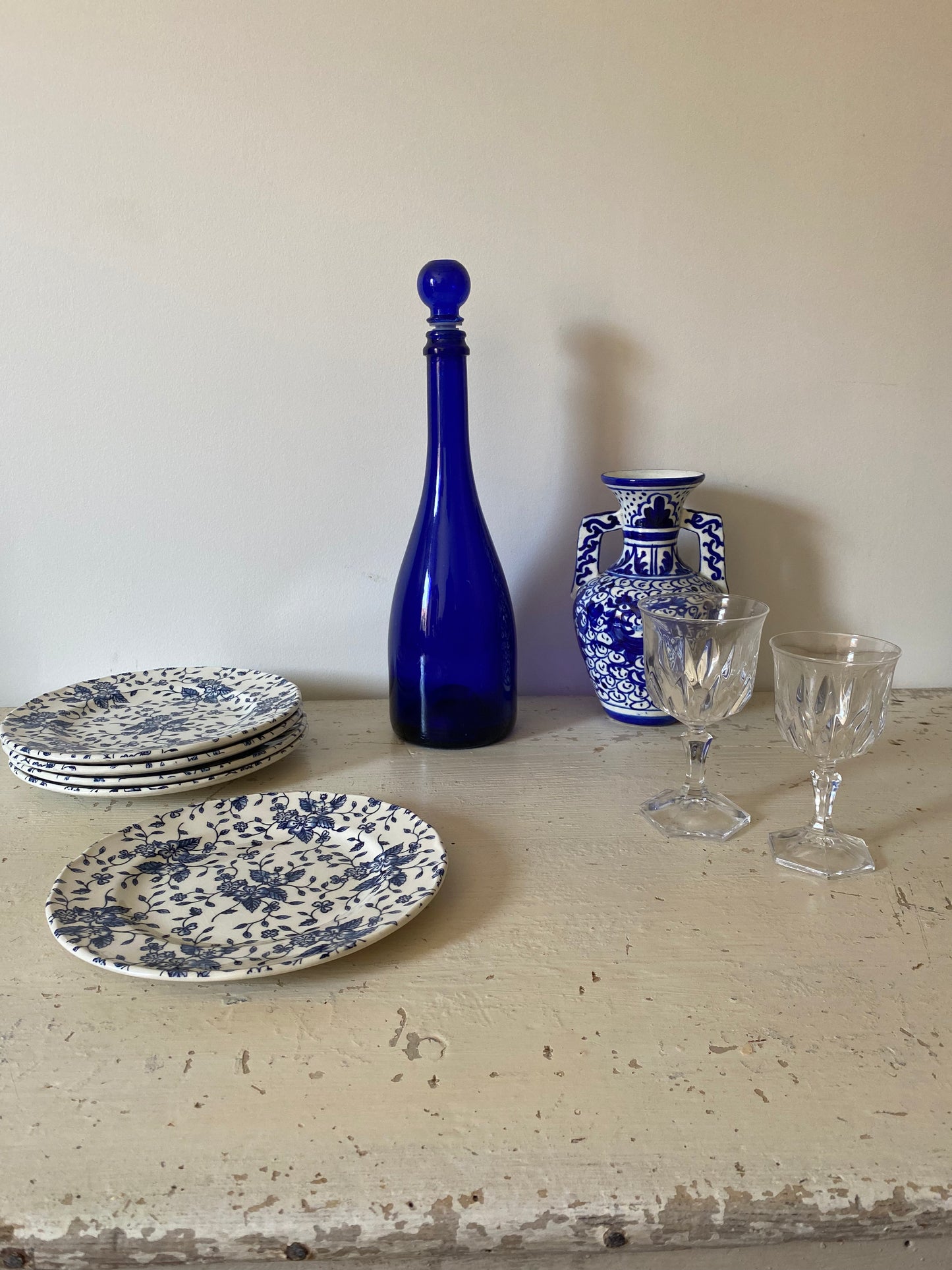 Bouteille en verre bleu marine
