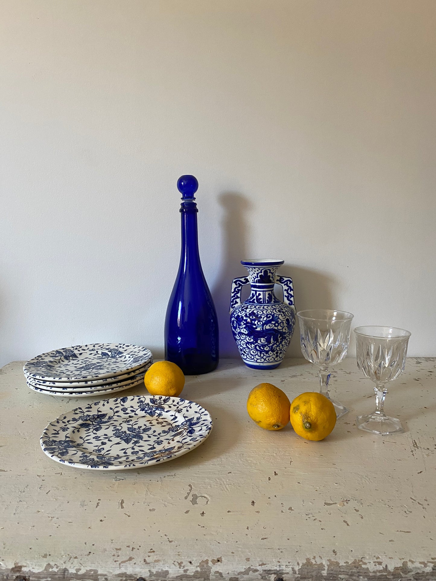 Bouteille en verre bleu marine