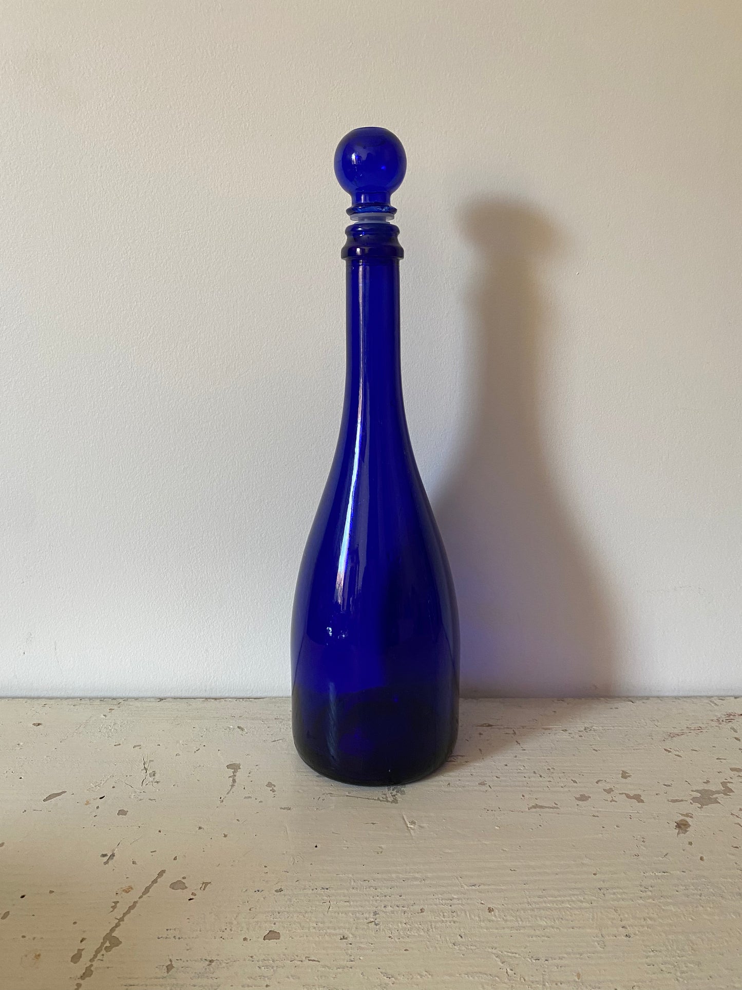 Bouteille en verre bleu marine
