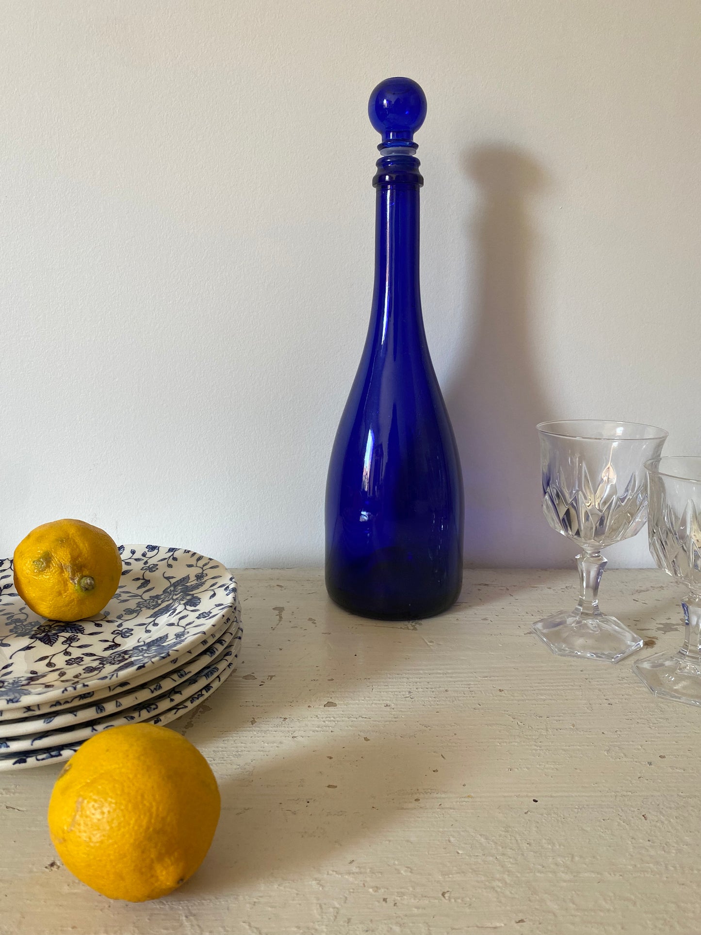 Bouteille en verre bleu marine