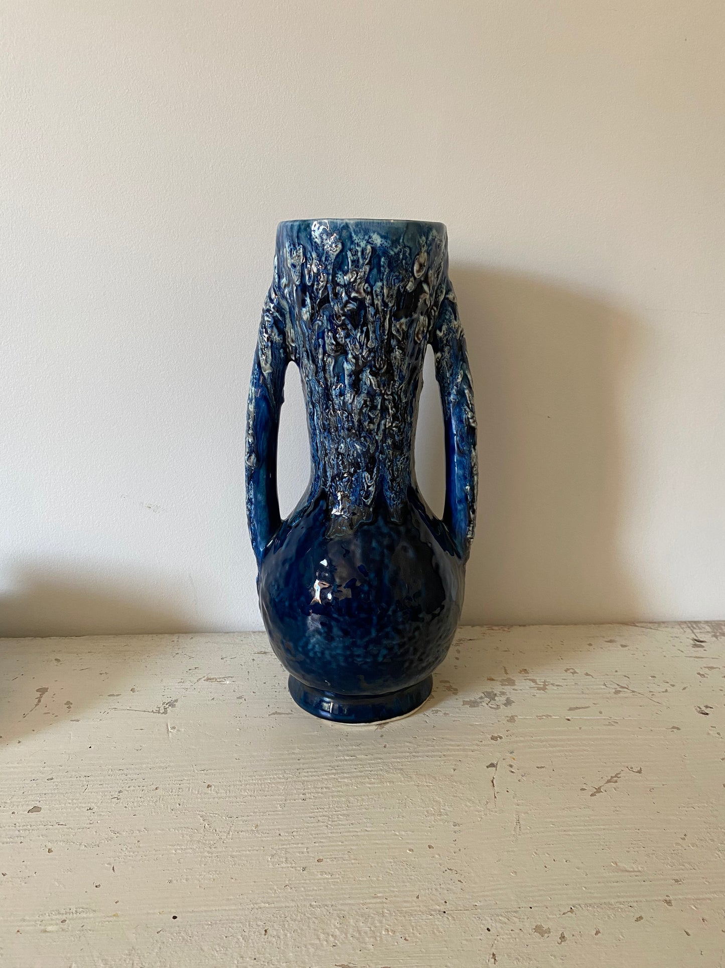 Grand vase en céramique à anse peinte à la main