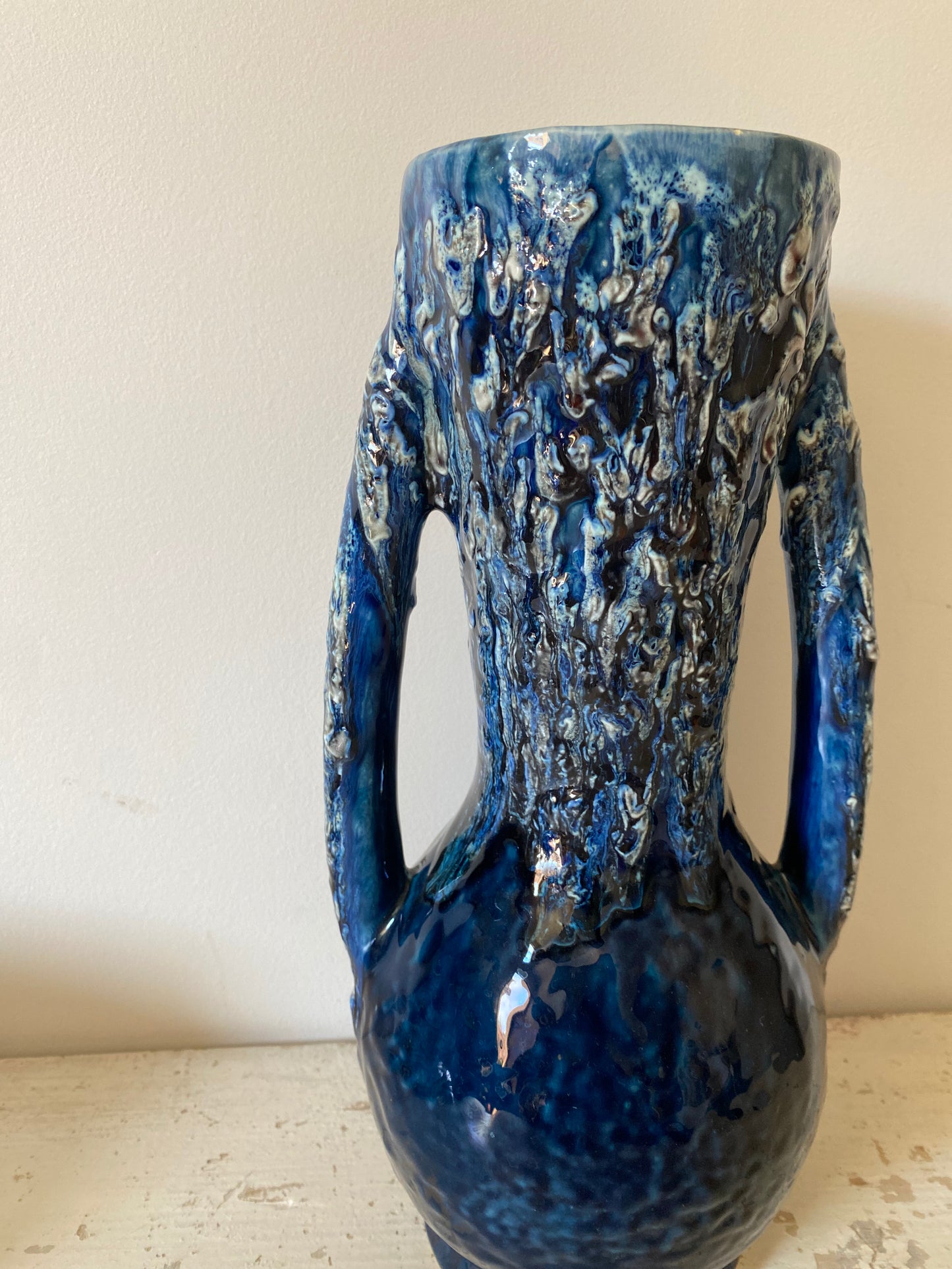 Grand vase en céramique à anse peinte à la main