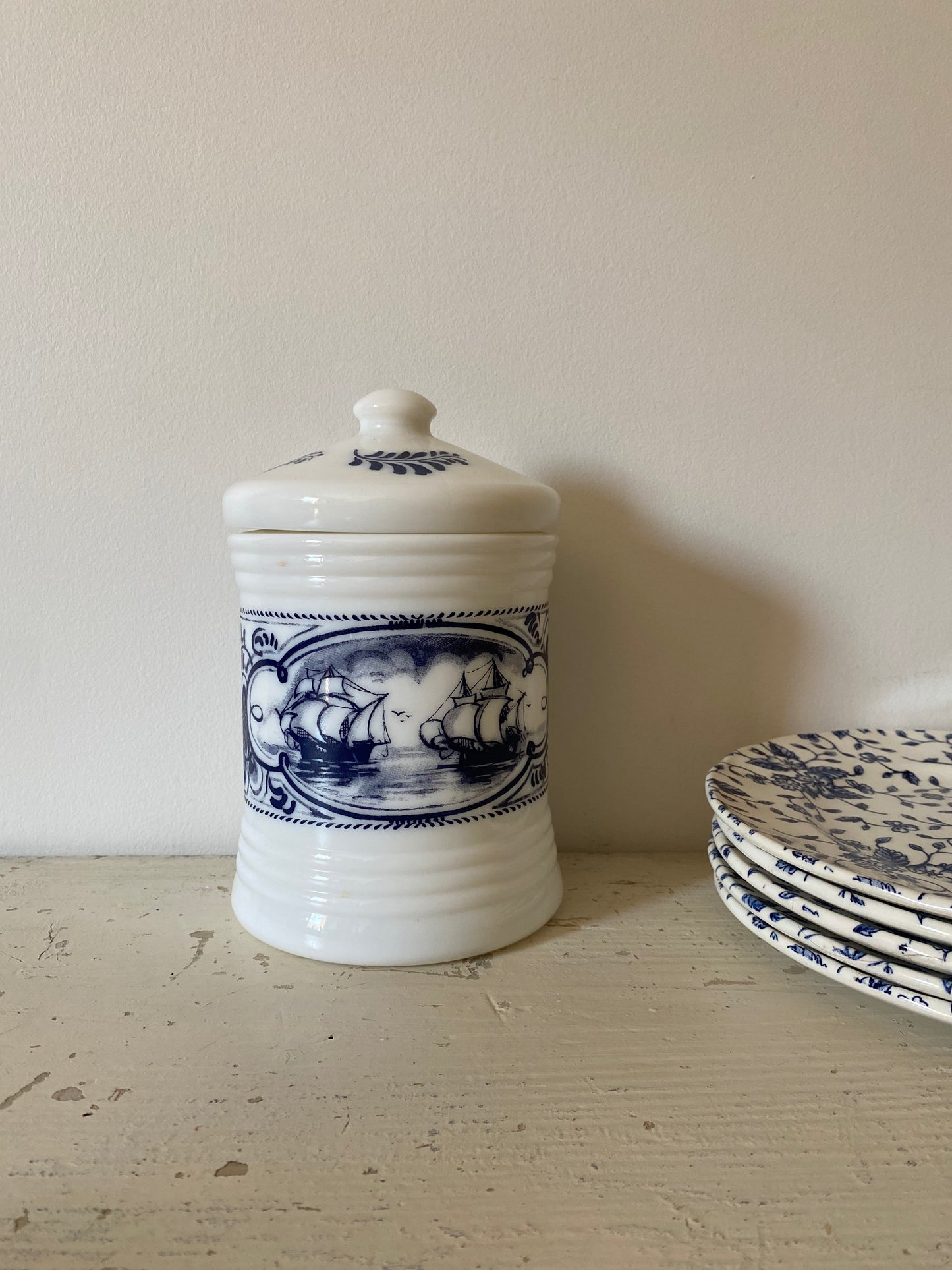 Pot à épice en opaline ancienne