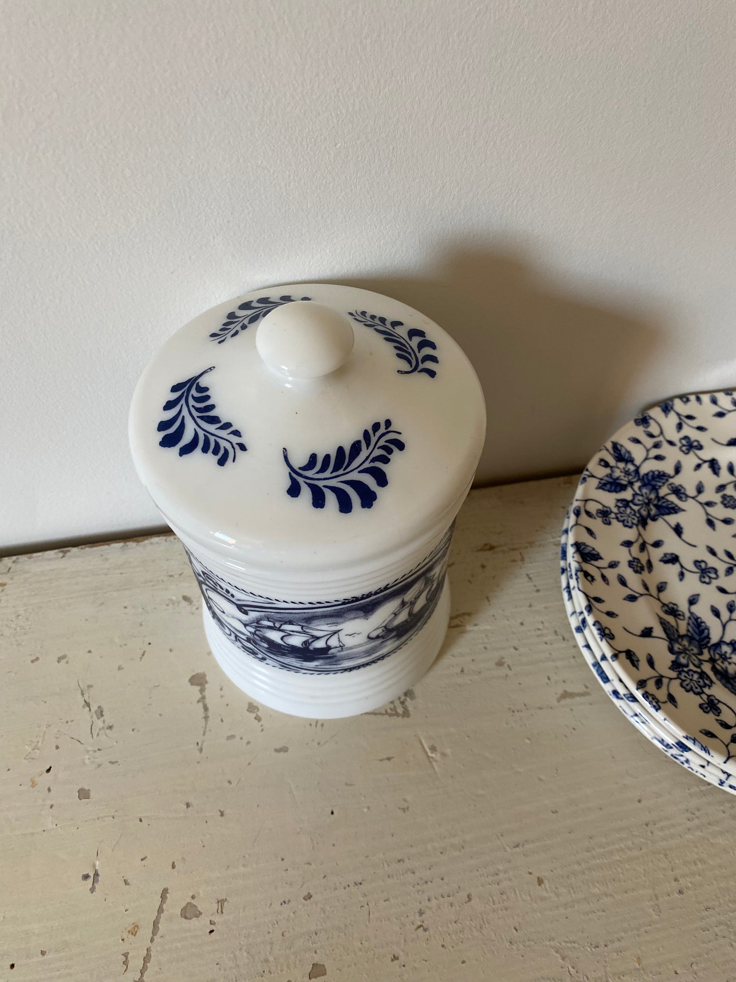 Pot à épice en opaline ancienne
