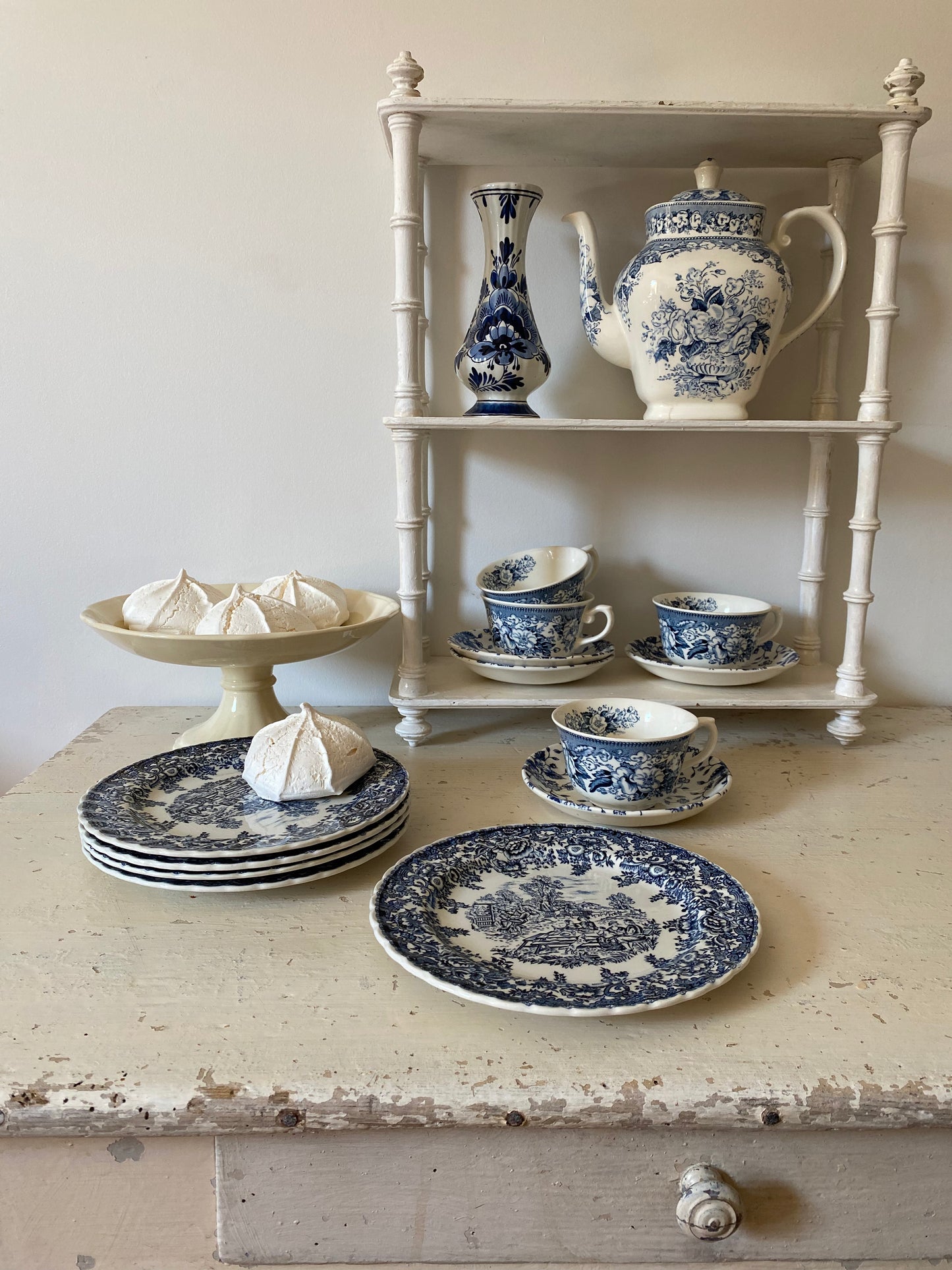 Plat de présentation en faïence française ancienne ou plat pied douche