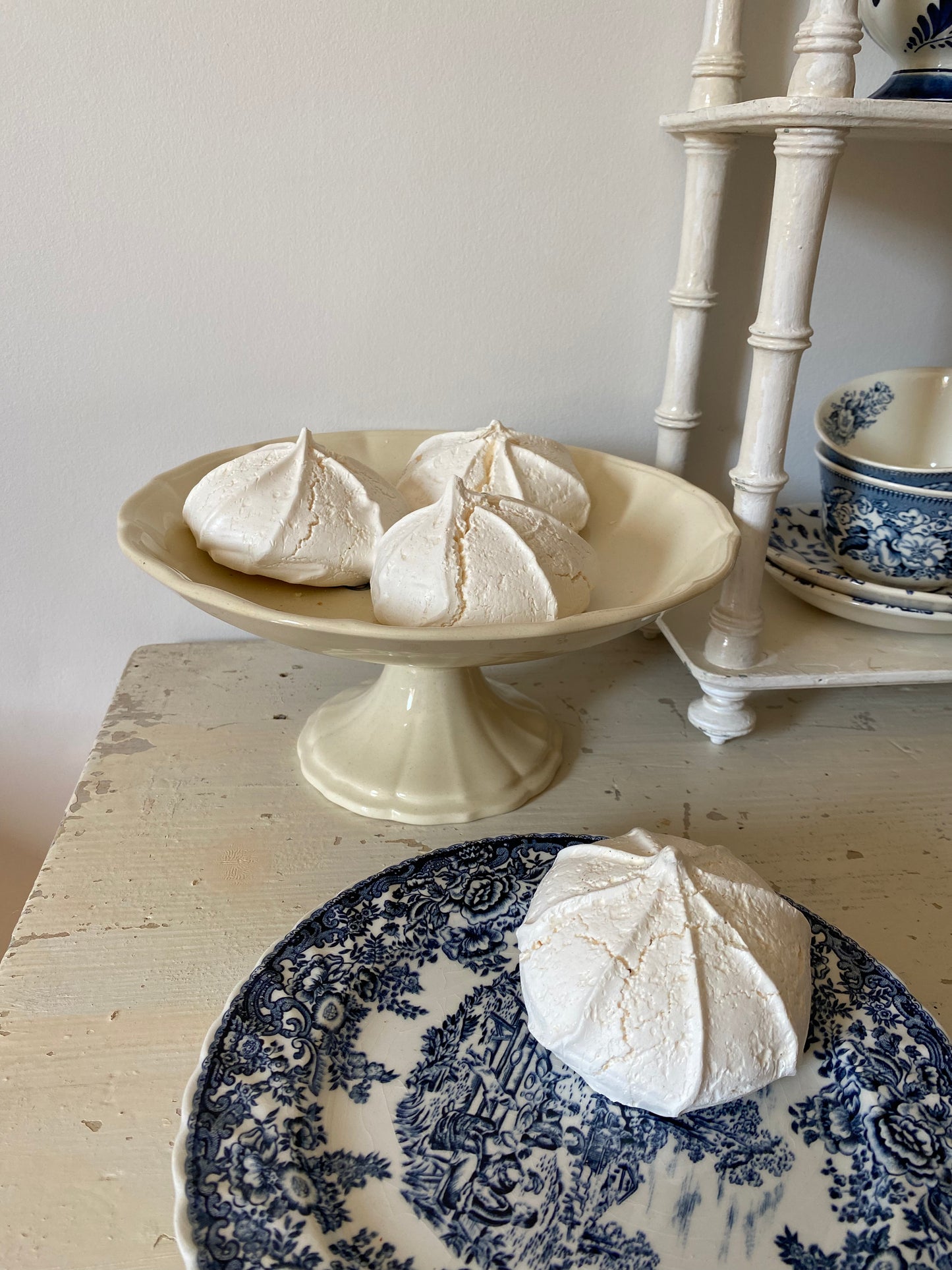 Plat de présentation en faïence française ancienne ou plat pied douche