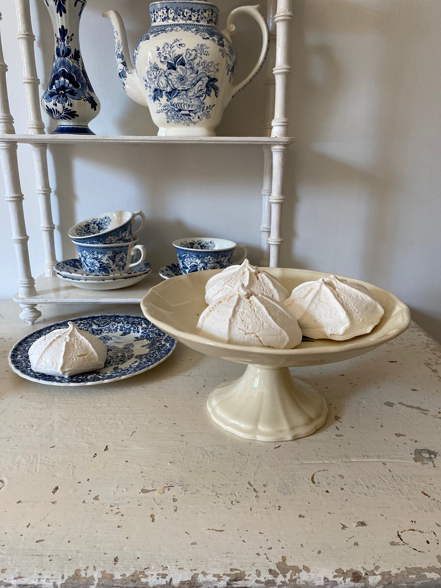 Plat de présentation en faïence française ancienne ou plat pied douche
