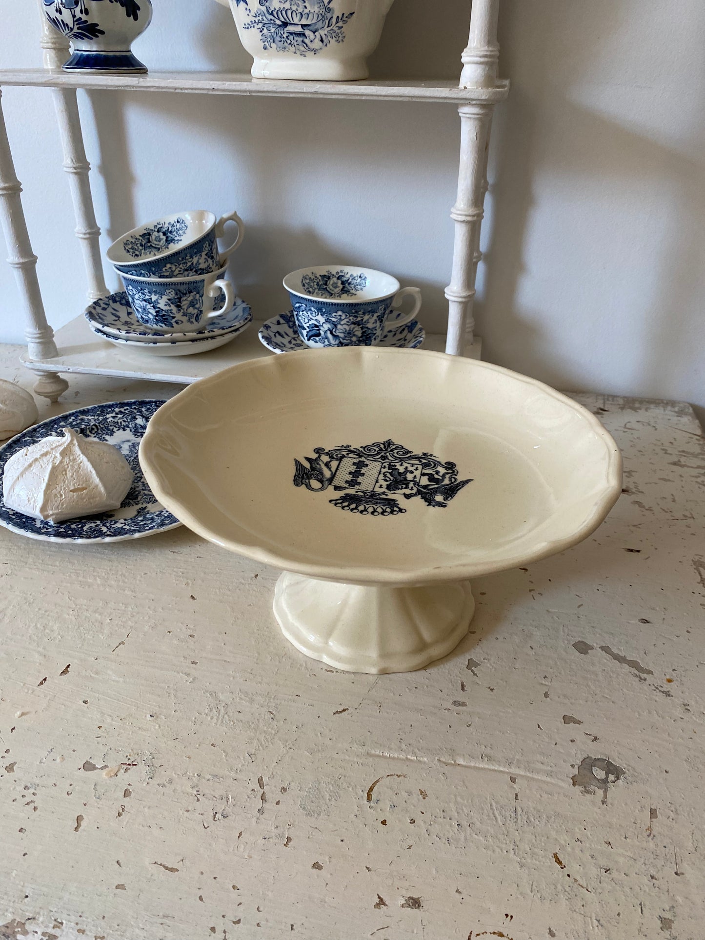 Plat de présentation en faïence française ancienne ou plat pied douche