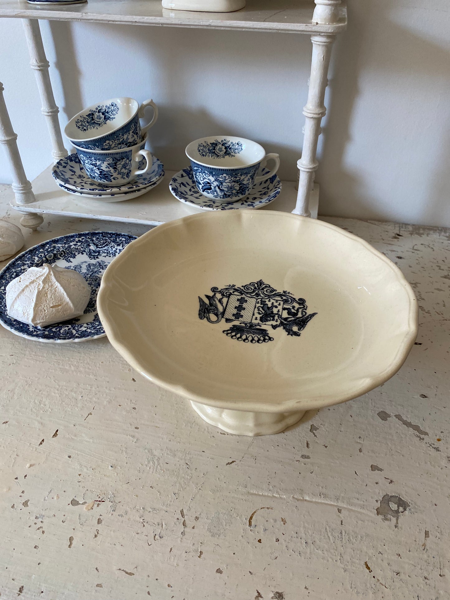 Plat de présentation en faïence française ancienne ou plat pied douche