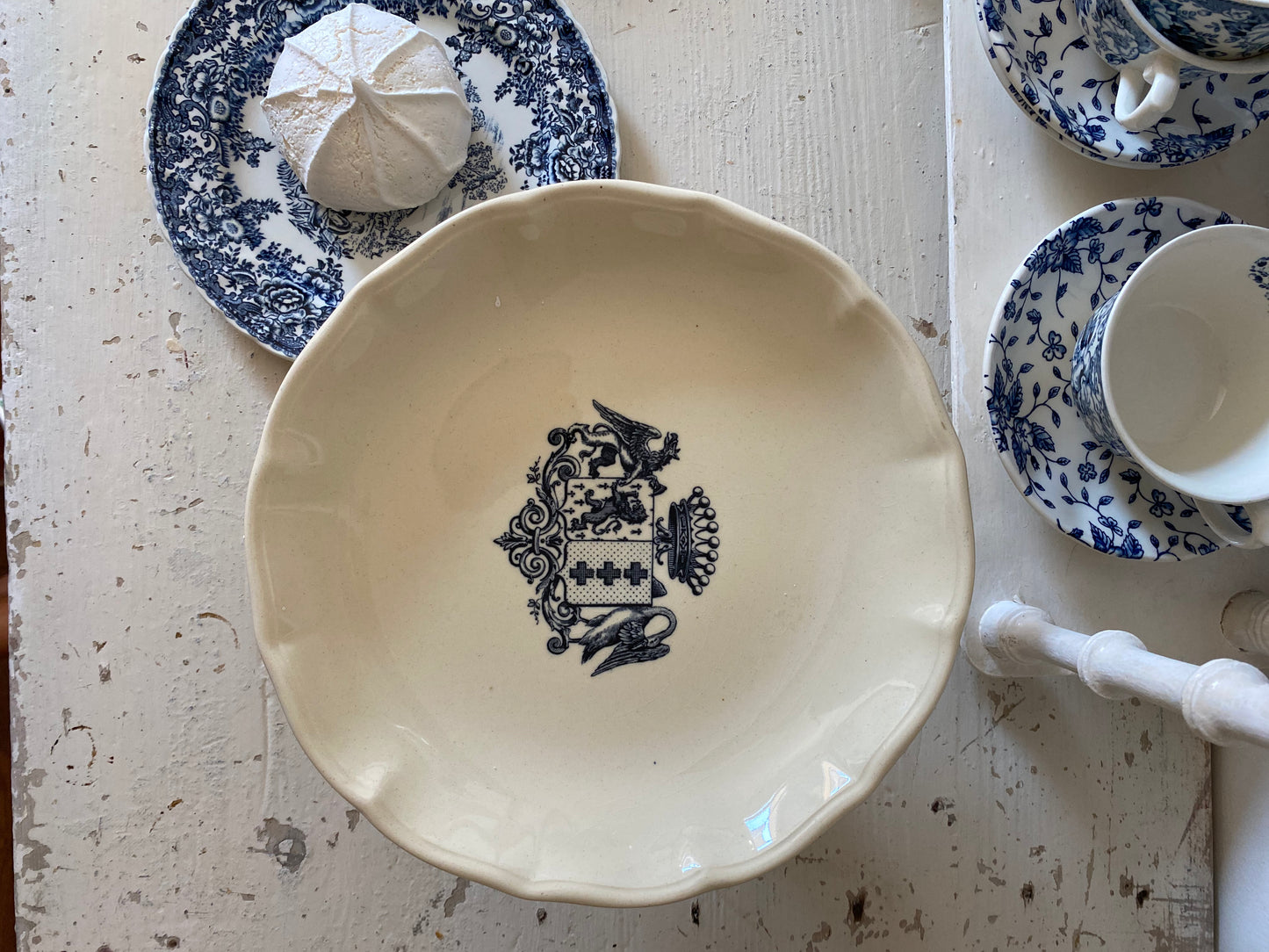 Plat de présentation en faïence française ancienne ou plat pied douche