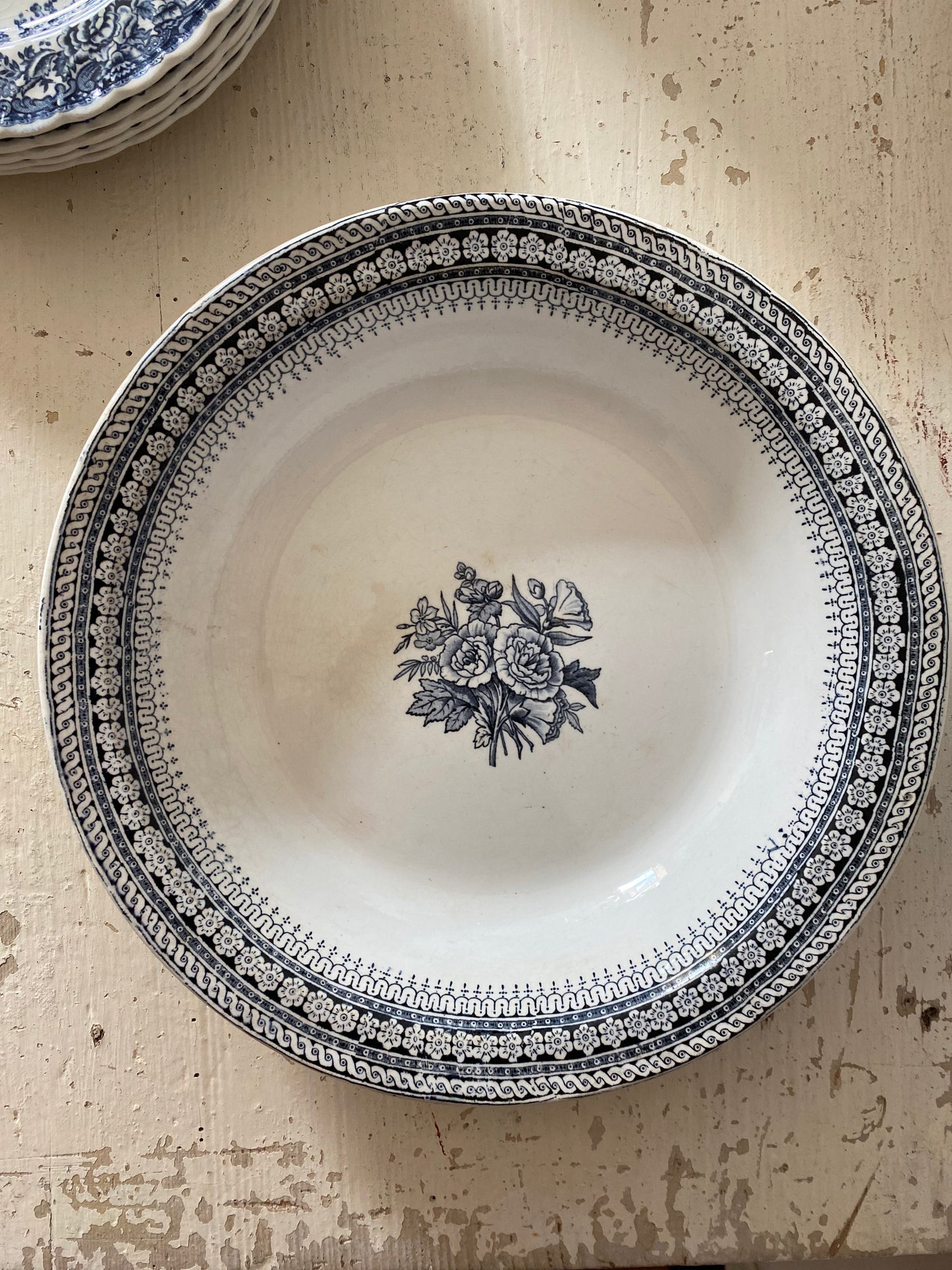 Plat creux en faïence ancienne