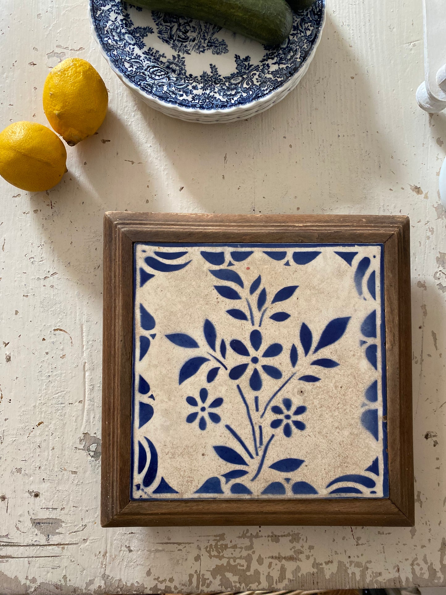 Dessous de plat ancien en bois et carreau de faïence