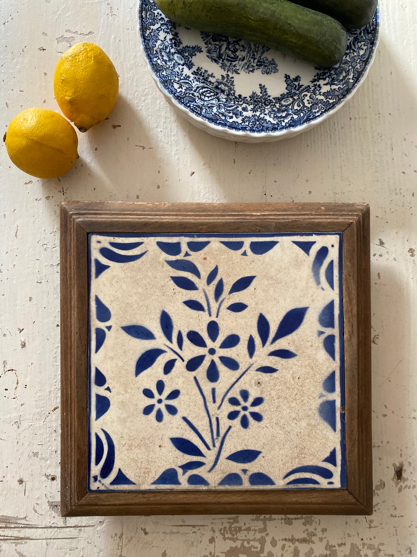 Dessous de plat ancien en bois et carreau de faïence