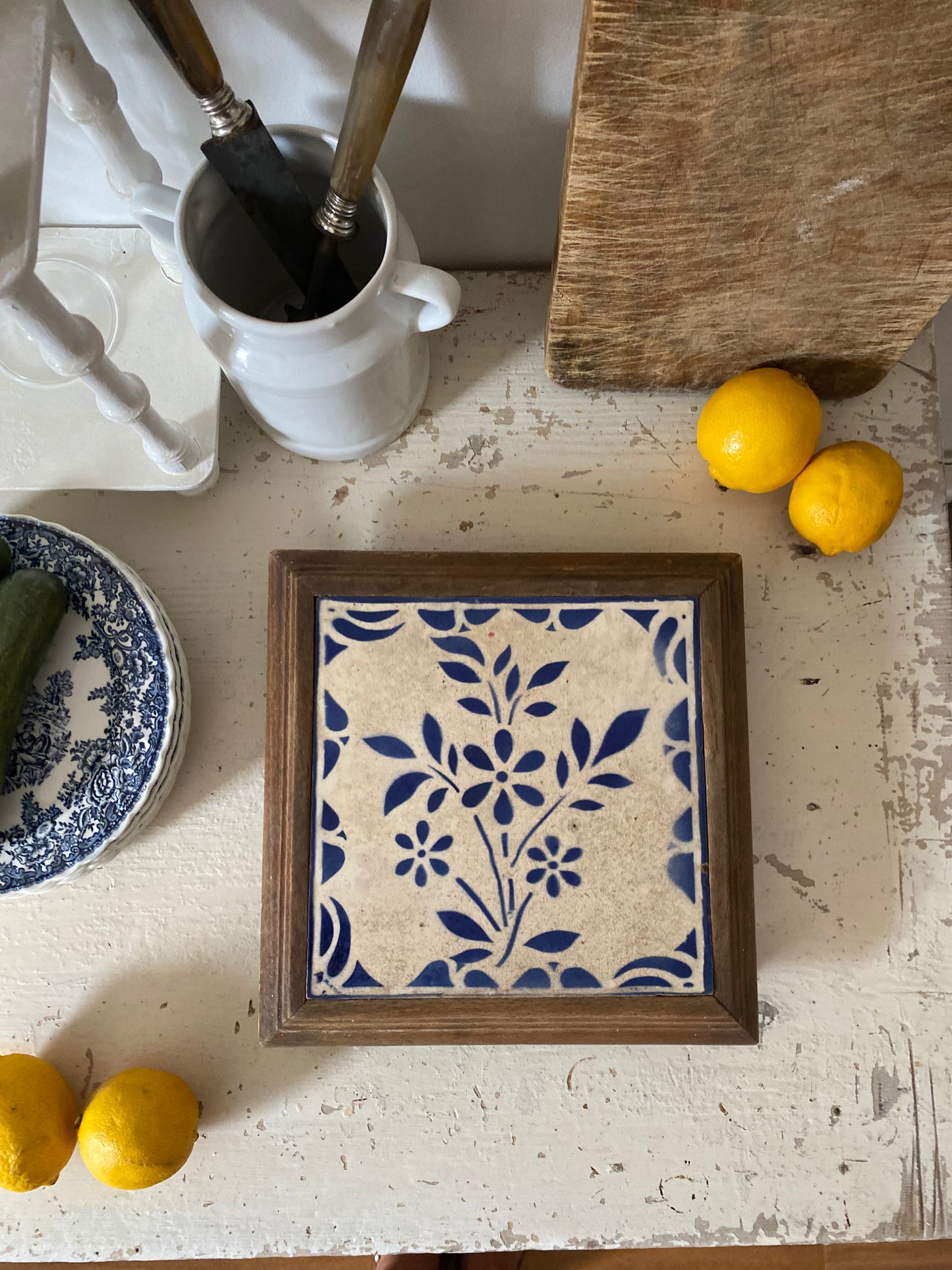 Dessous de plat ancien en bois et carreau de faïence