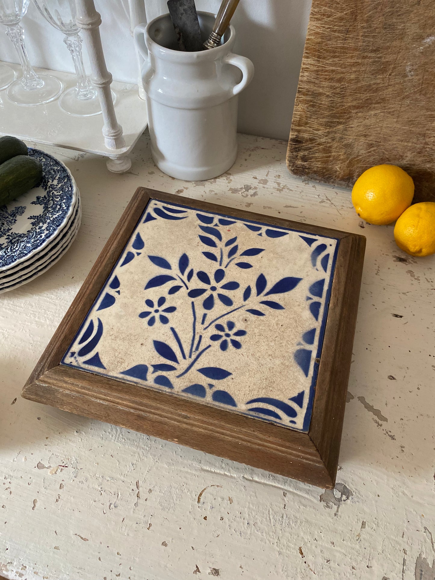 Dessous de plat ancien en bois et carreau de faïence