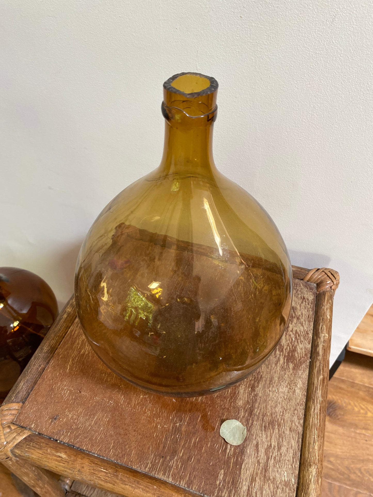 Dame Jeanne ancienne en verre ambré