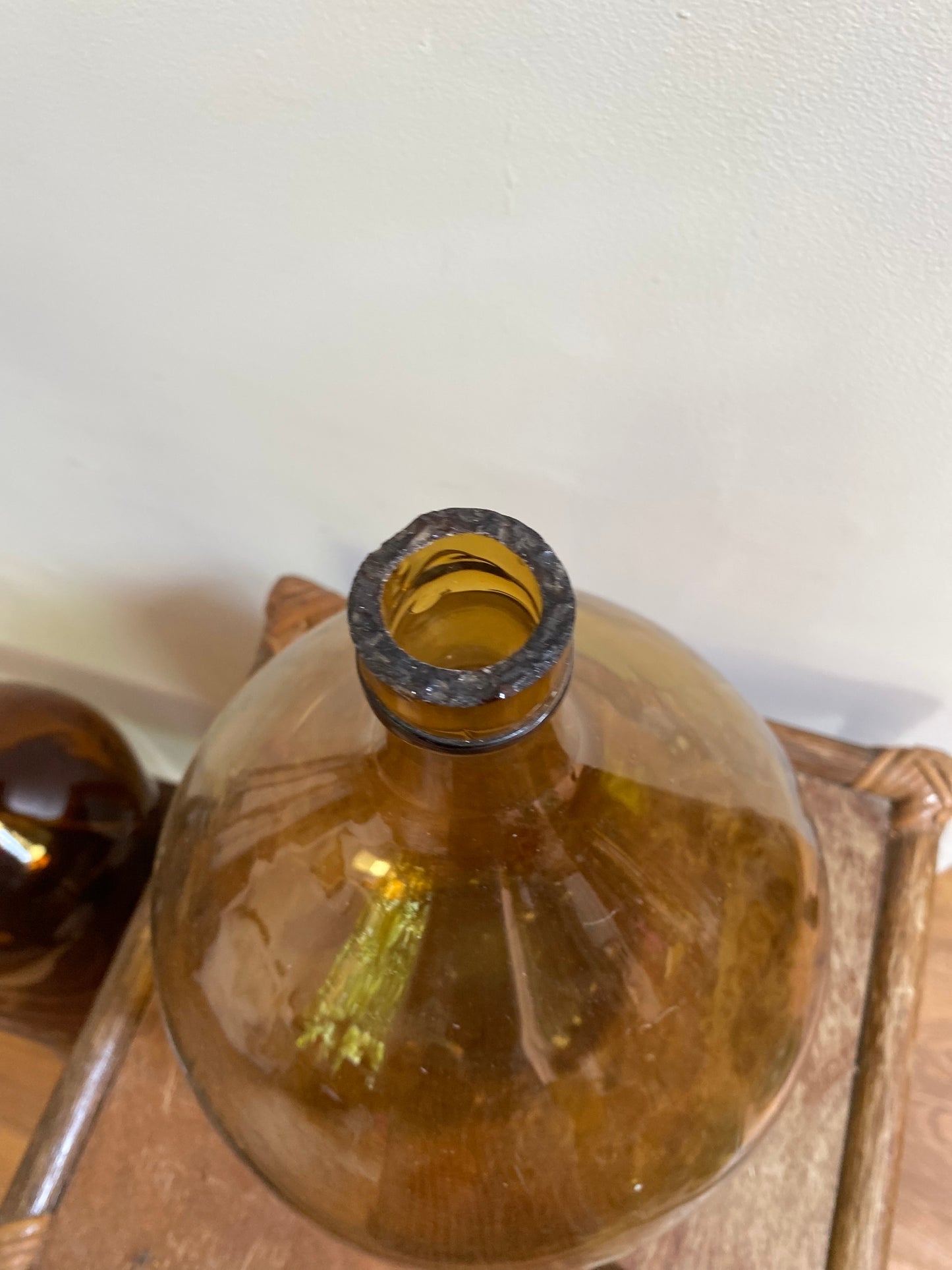 Dame Jeanne ancienne en verre ambré
