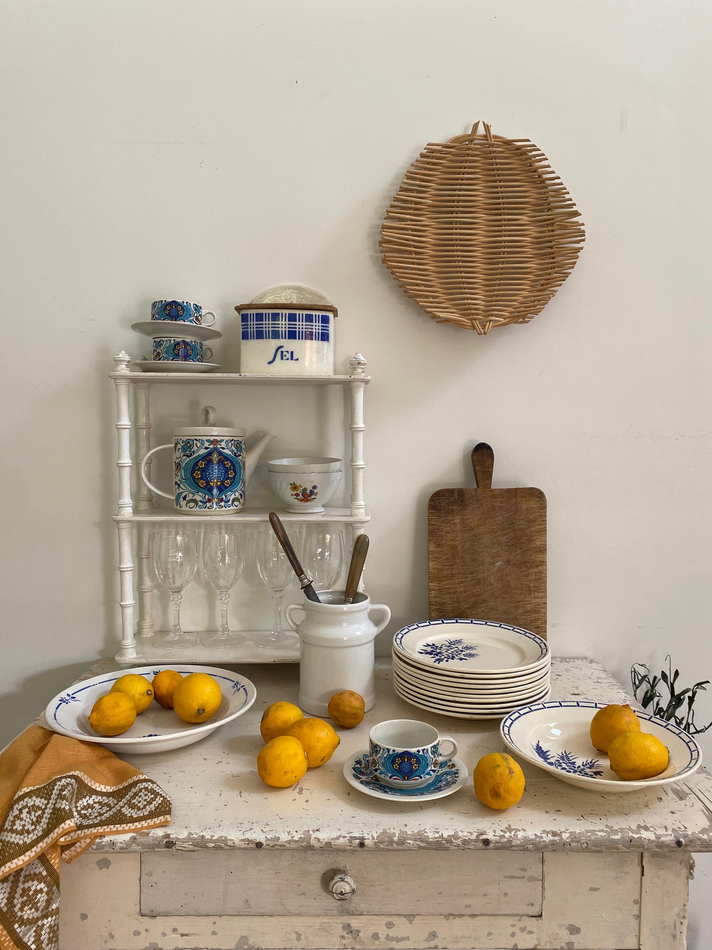 Duo de bols anciens en porcelaine côtelée