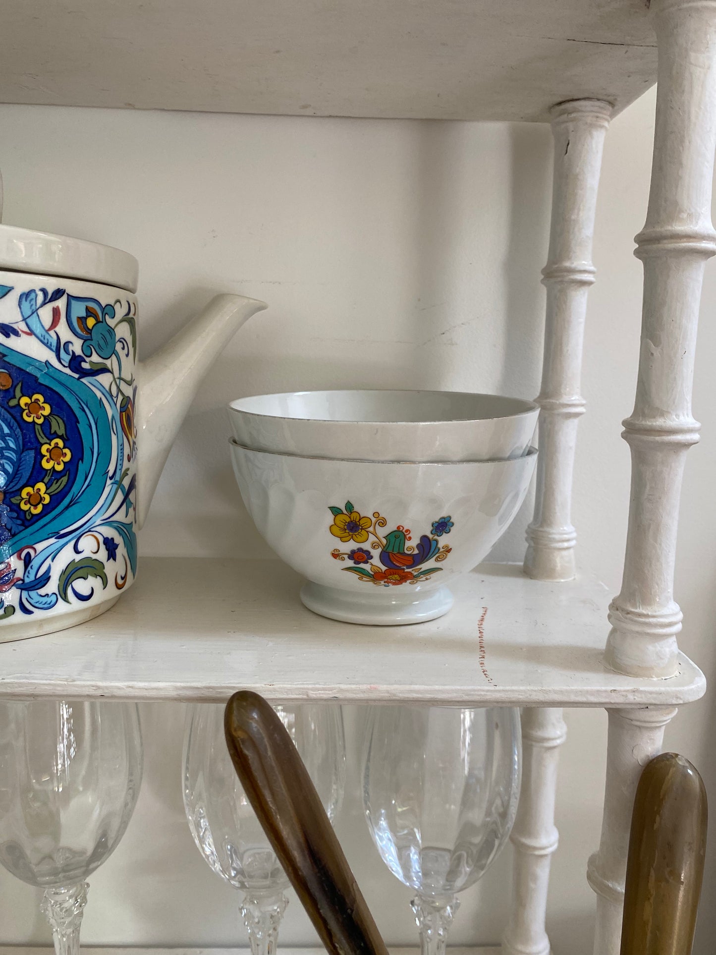 Duo de bols anciens en porcelaine côtelée
