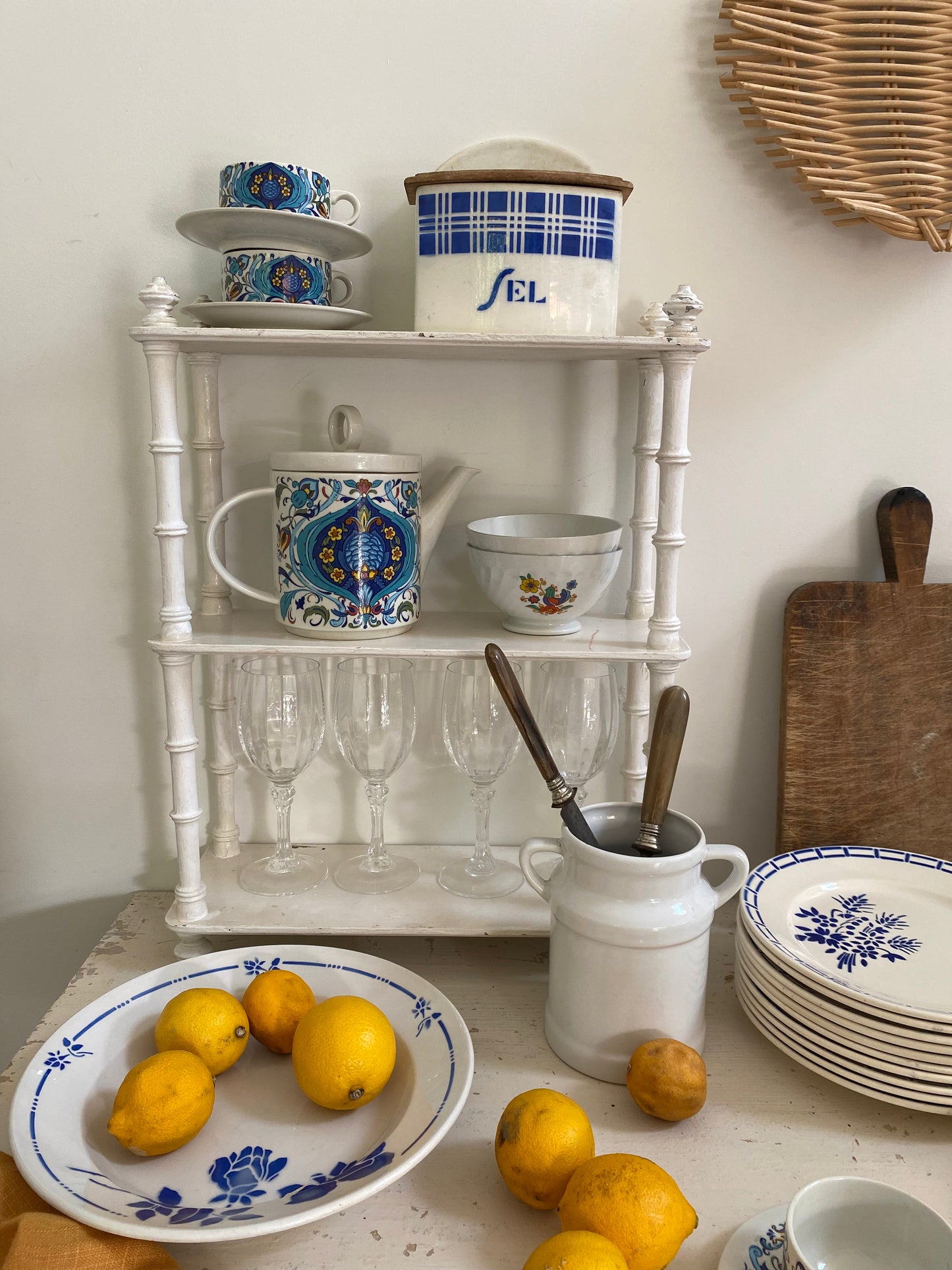 Duo de bols anciens en porcelaine côtelée