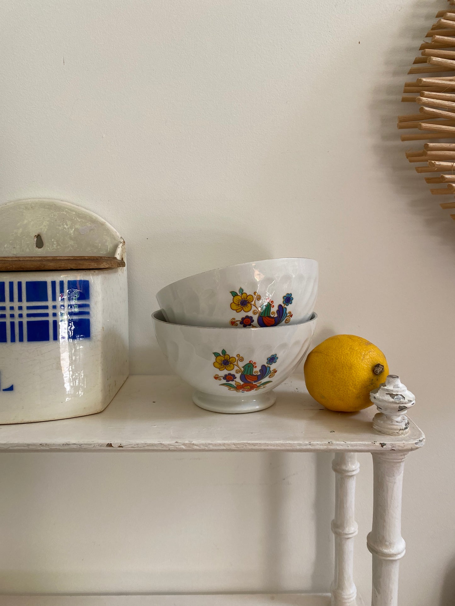 Duo de bols anciens en porcelaine côtelée