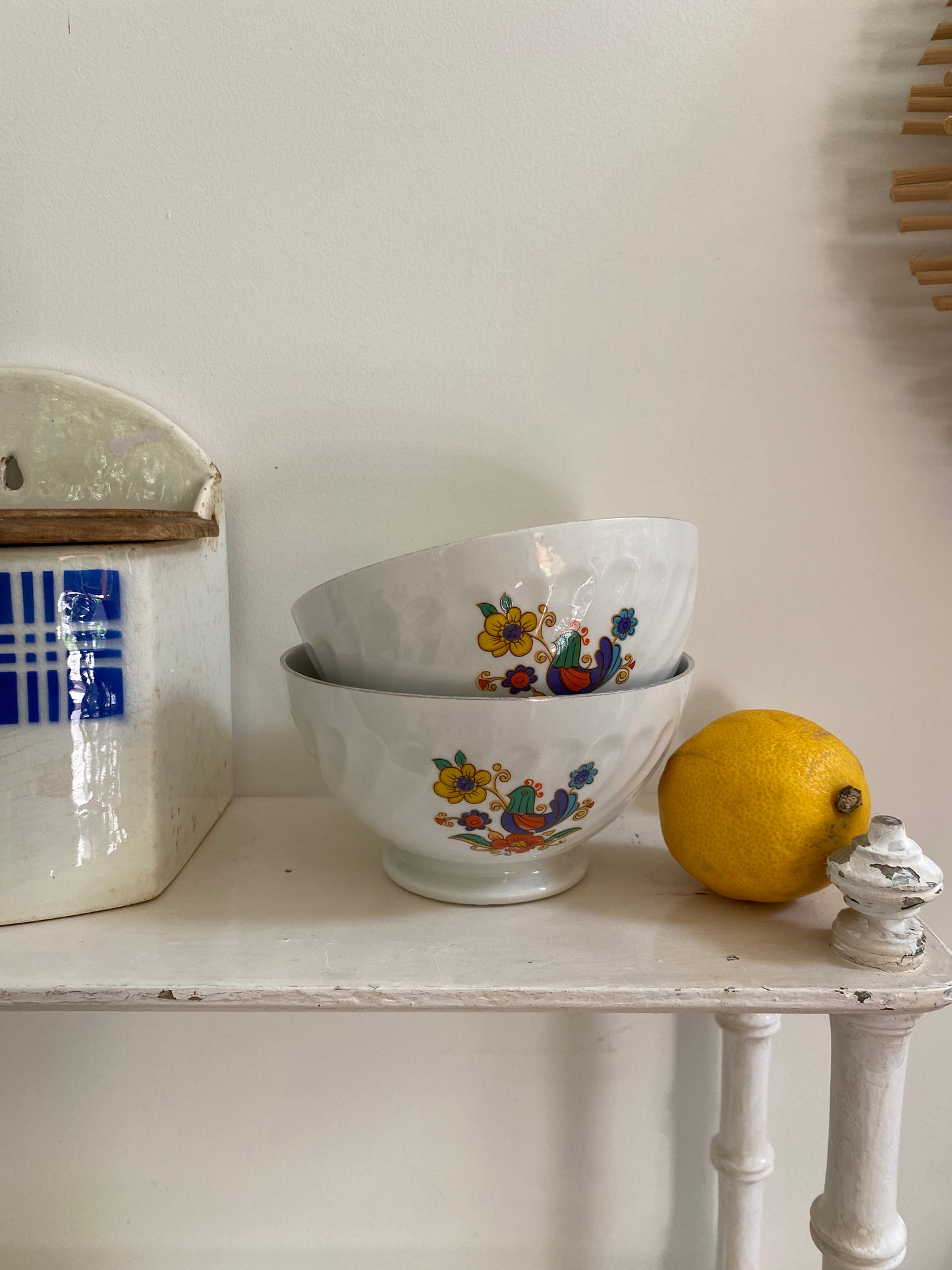 Duo de bols anciens en porcelaine côtelée