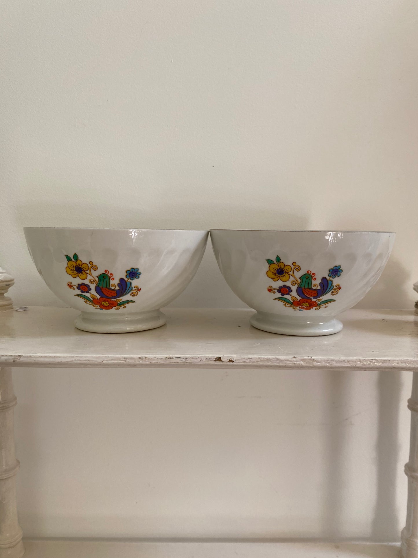 Duo de bols anciens en porcelaine côtelée