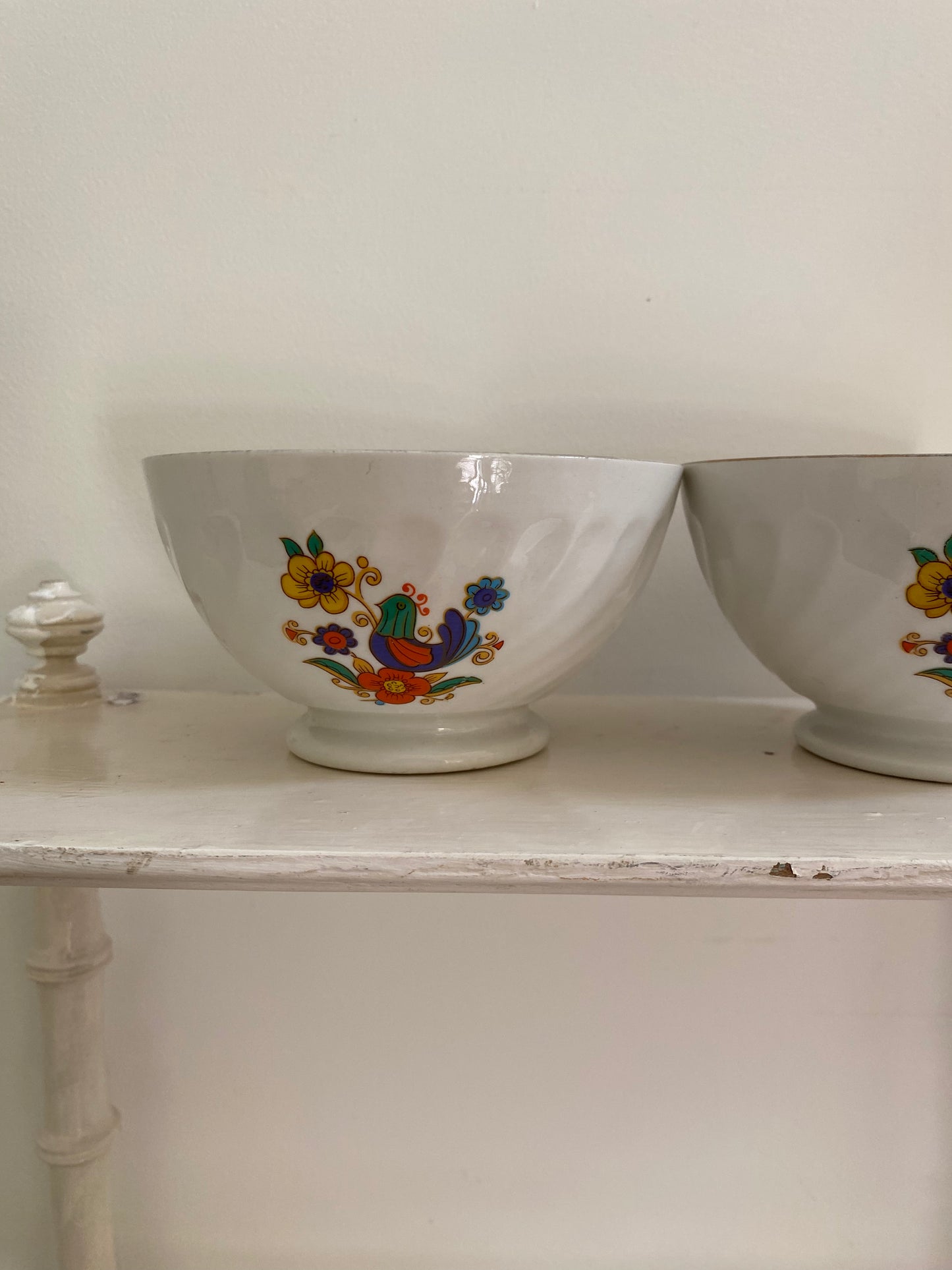 Duo de bols anciens en porcelaine côtelée