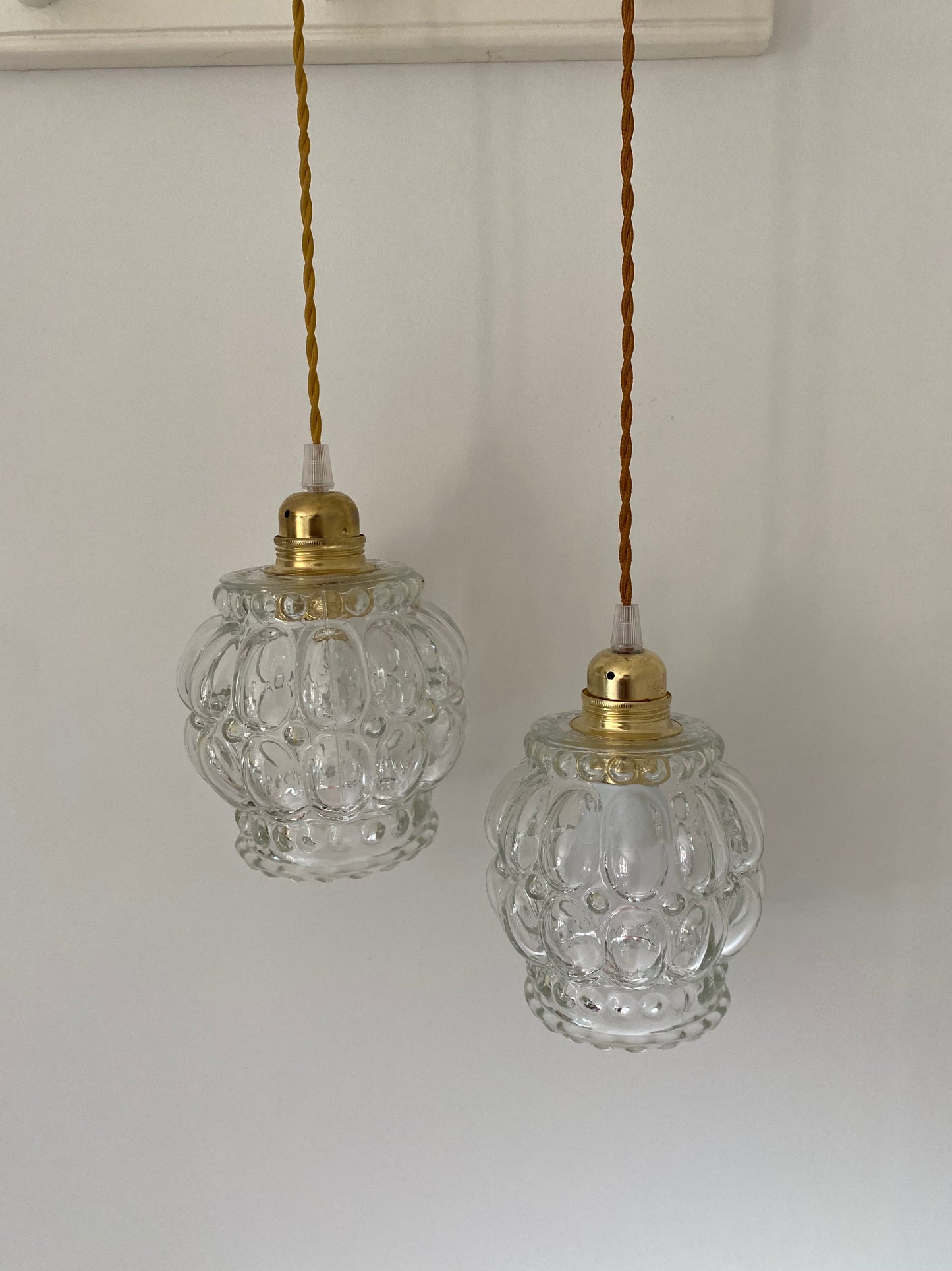Baladeuse globe en verre bullé et cordon torsadé couleur châtaigne