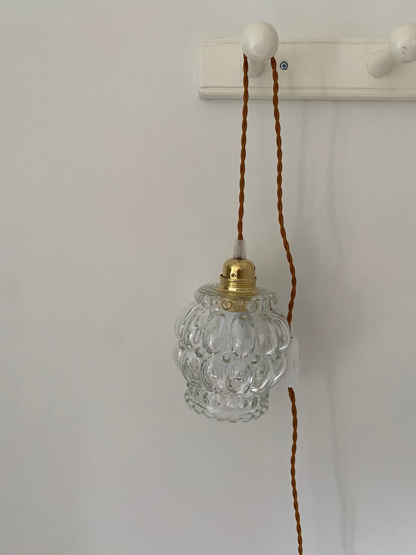 Baladeuse globe en verre bullé et cordon torsadé couleur châtaigne