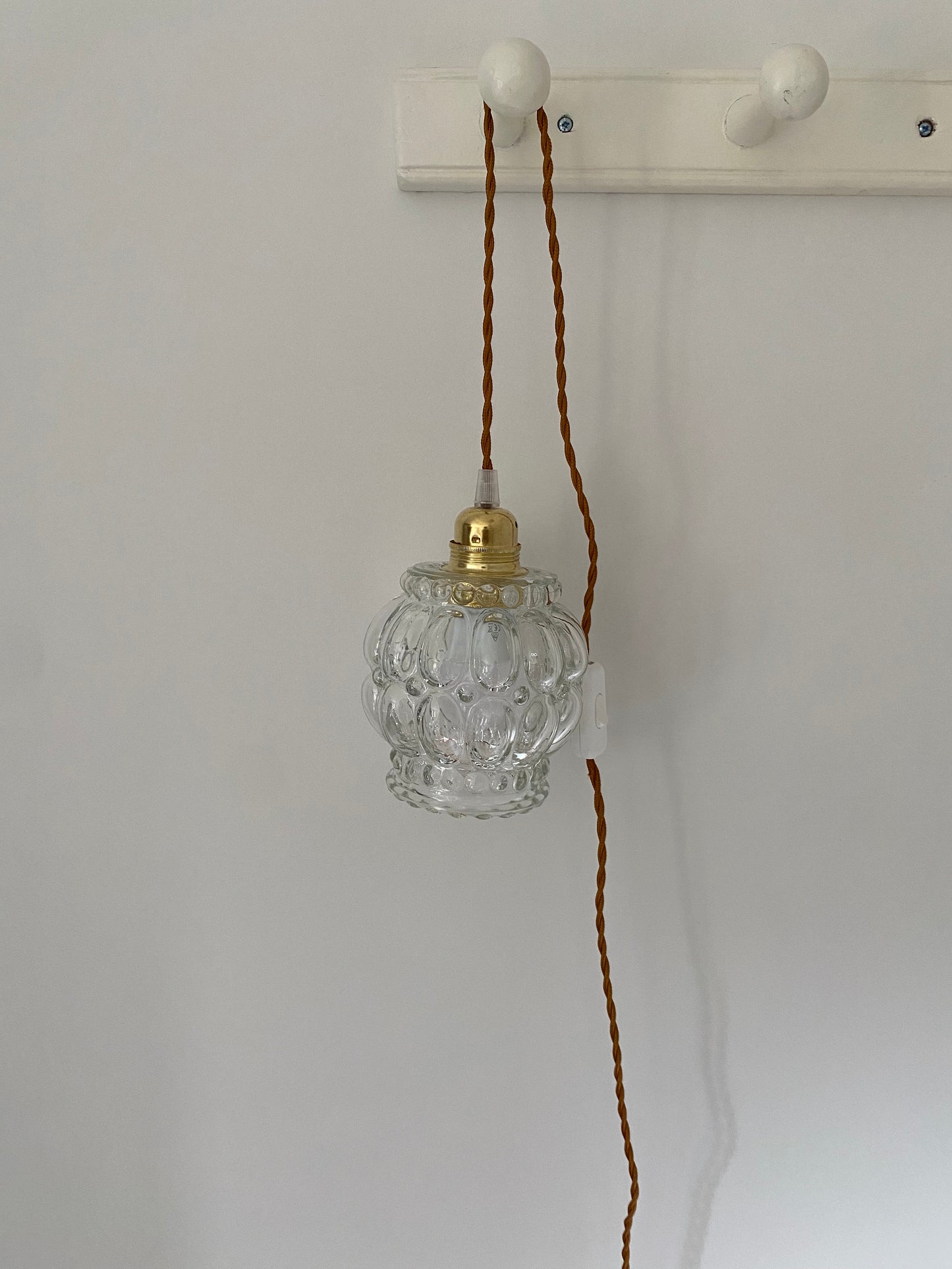 Baladeuse globe en verre bullé et cordon torsadé couleur châtaigne