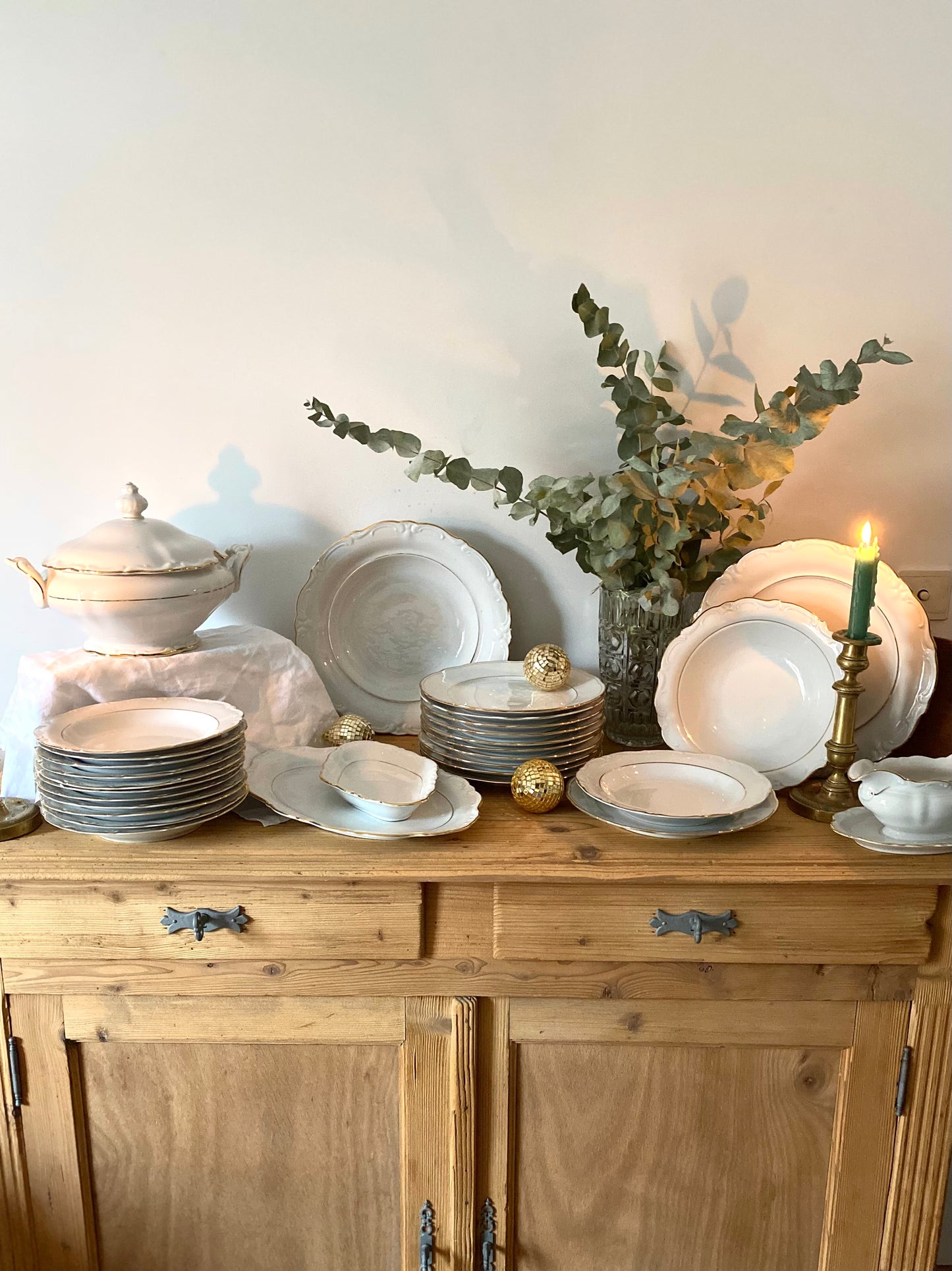 Soupière en porcelaine ancienne blanche et dorée Winterling