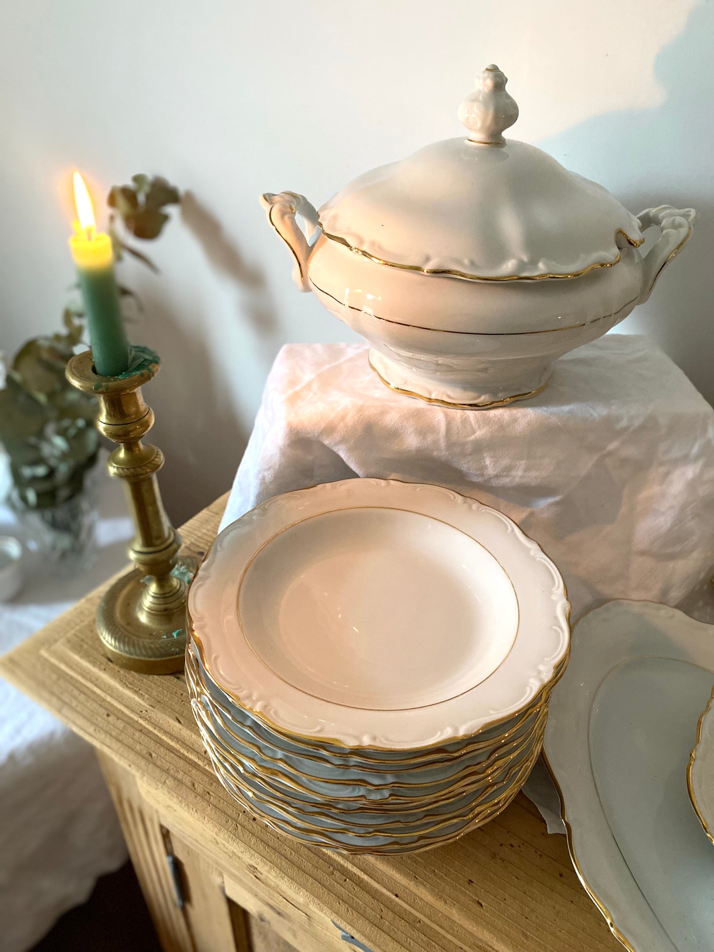 Soupière en porcelaine ancienne blanche et dorée Winterling