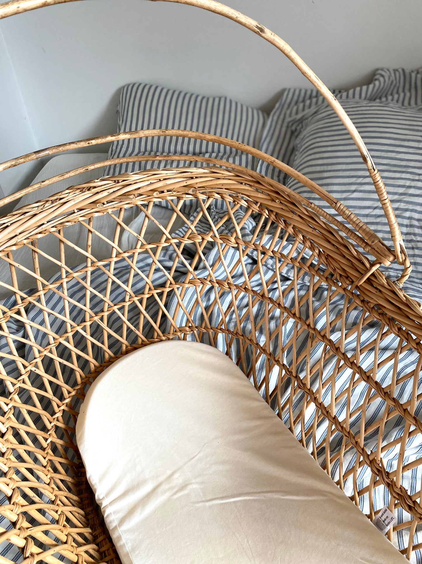 Couffin en rotin ancien