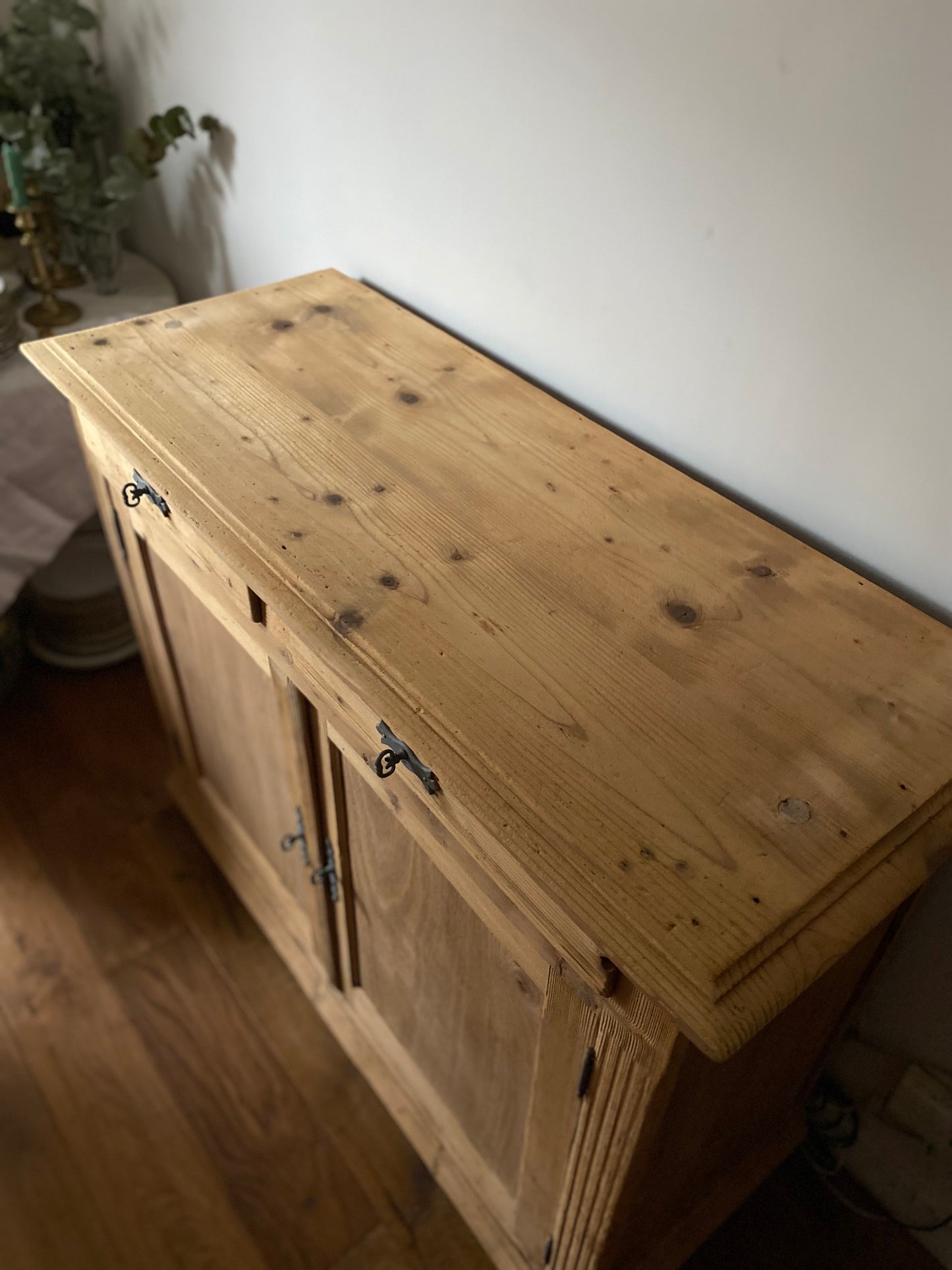 Buffet parisien en bois ancien