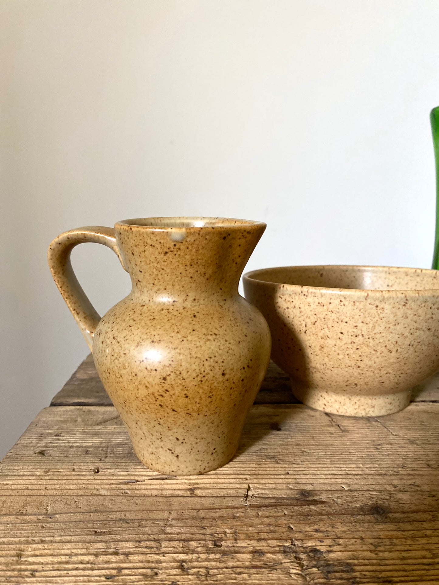 Bol en grès moucheté et son pot à lait
