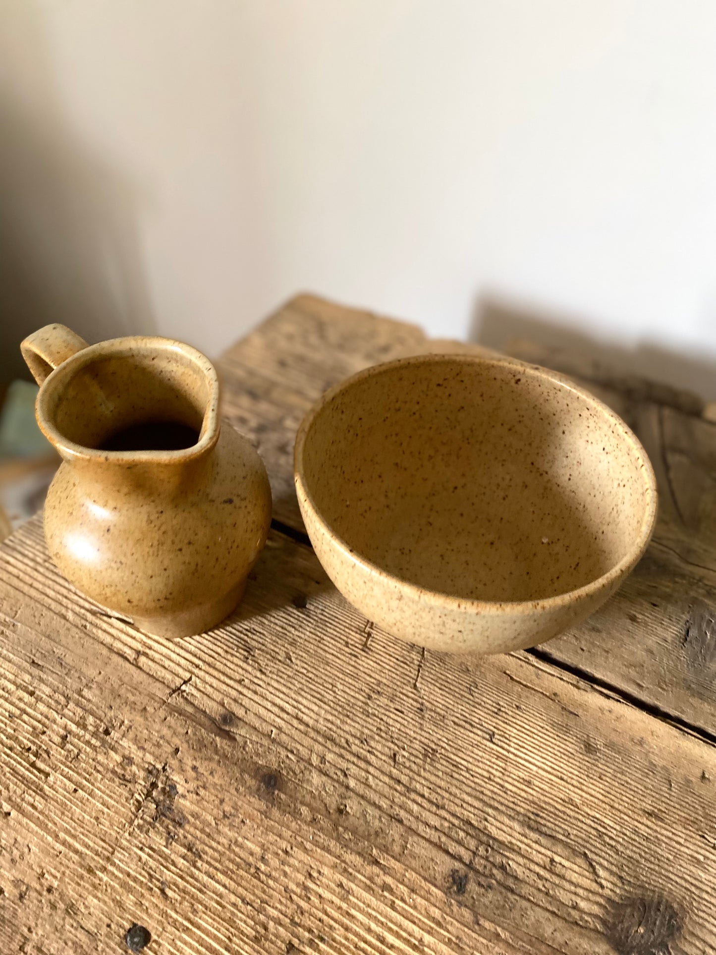 Bol en grès moucheté et son pot à lait