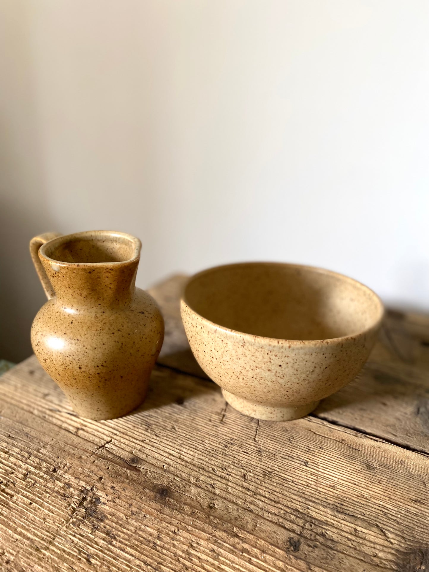 Bol en grès moucheté et son pot à lait