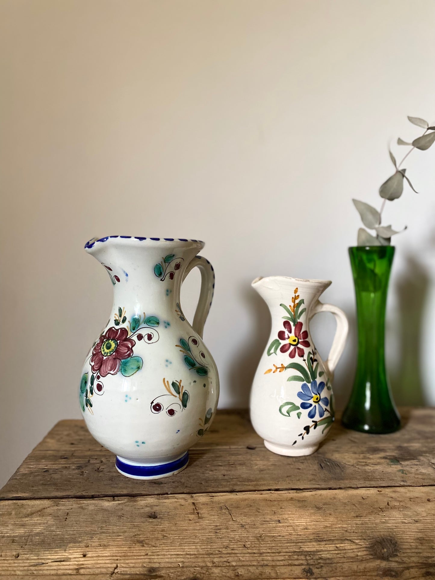 Petit pichet en céramique ancienne écrue à motif floral