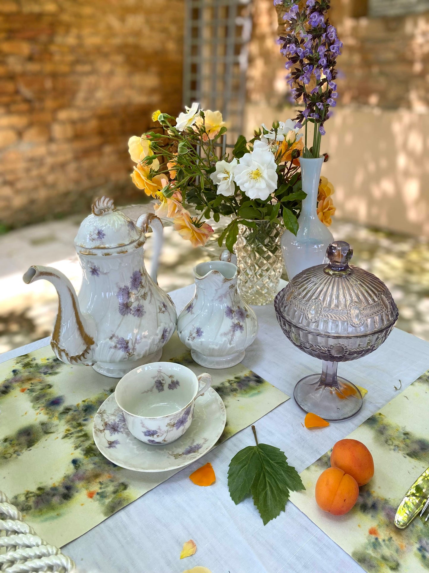 Théière et son pot à lait en porcelaine ancienne