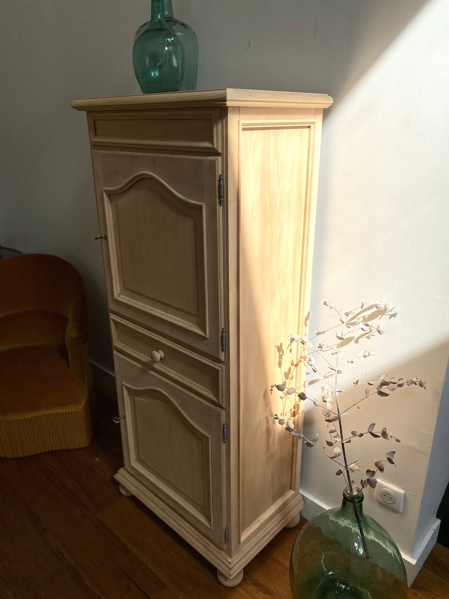 Armoire Bonnetière parisienne en bois massif