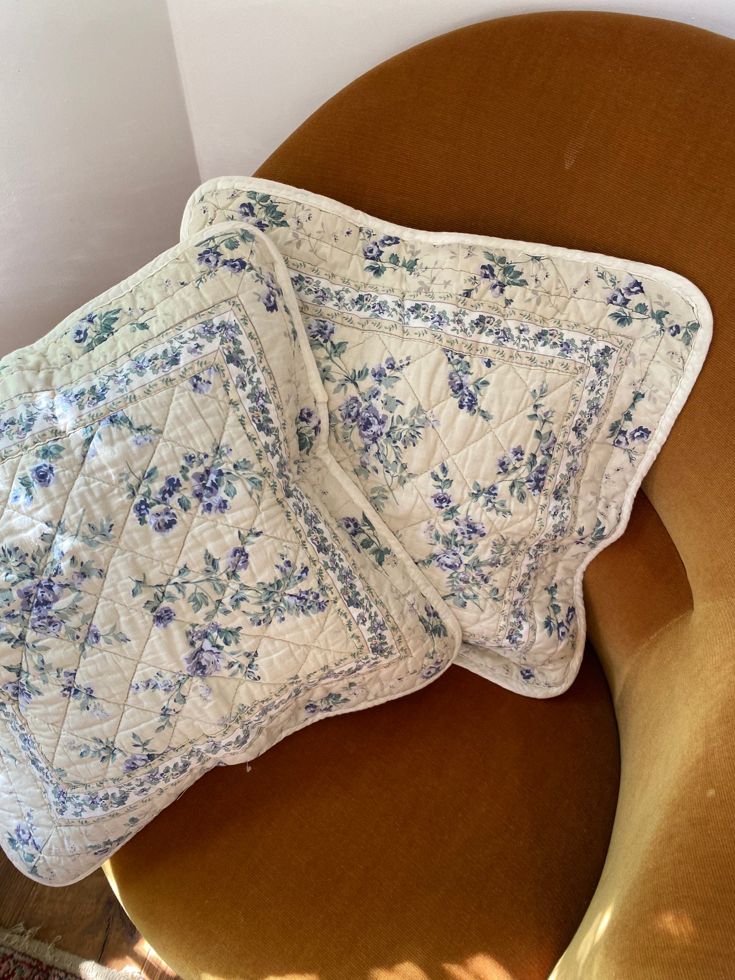 Paire de housses de coussin en coton ancien matelassé