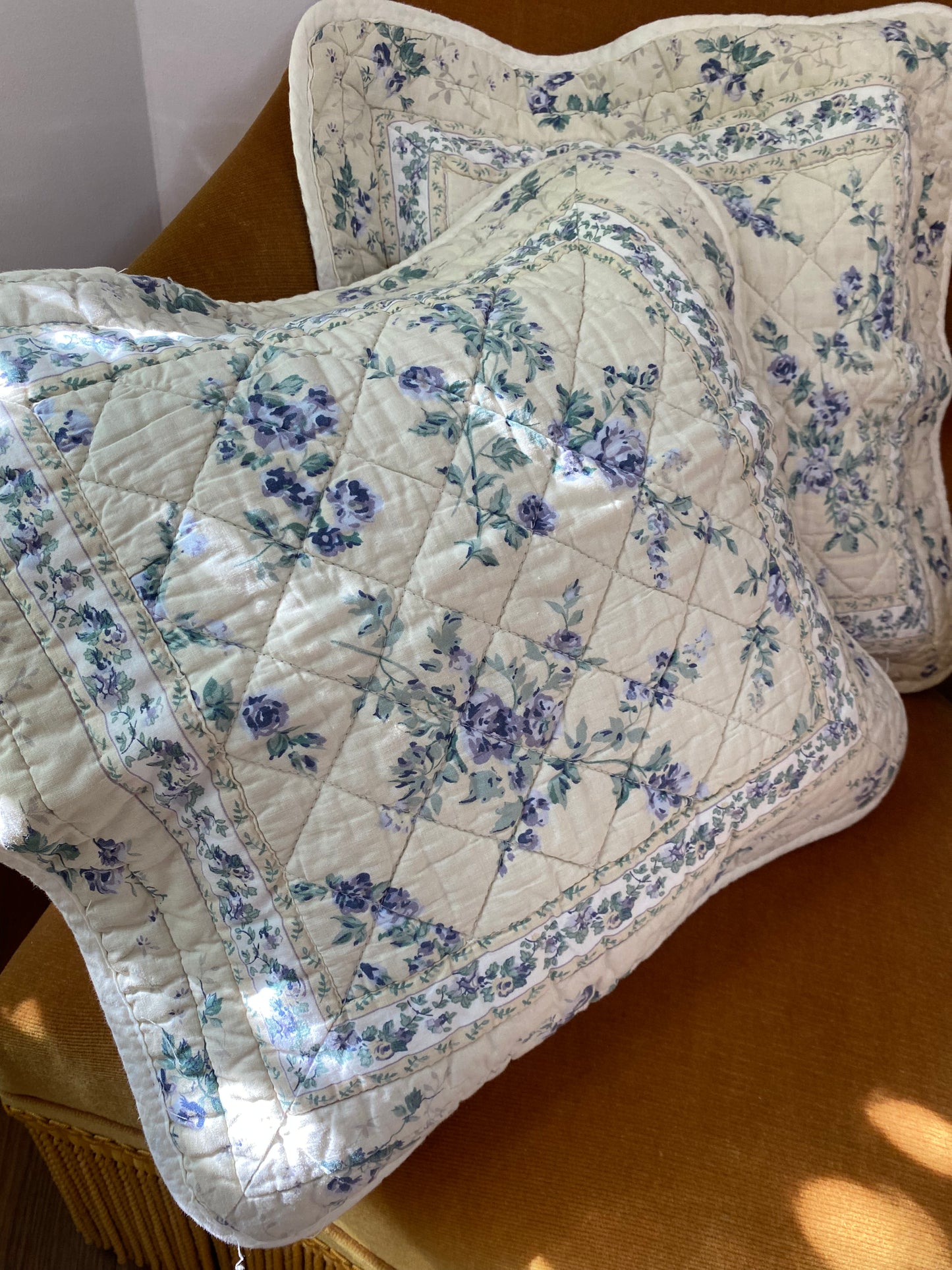 Paire de housses de coussin en coton ancien matelassé