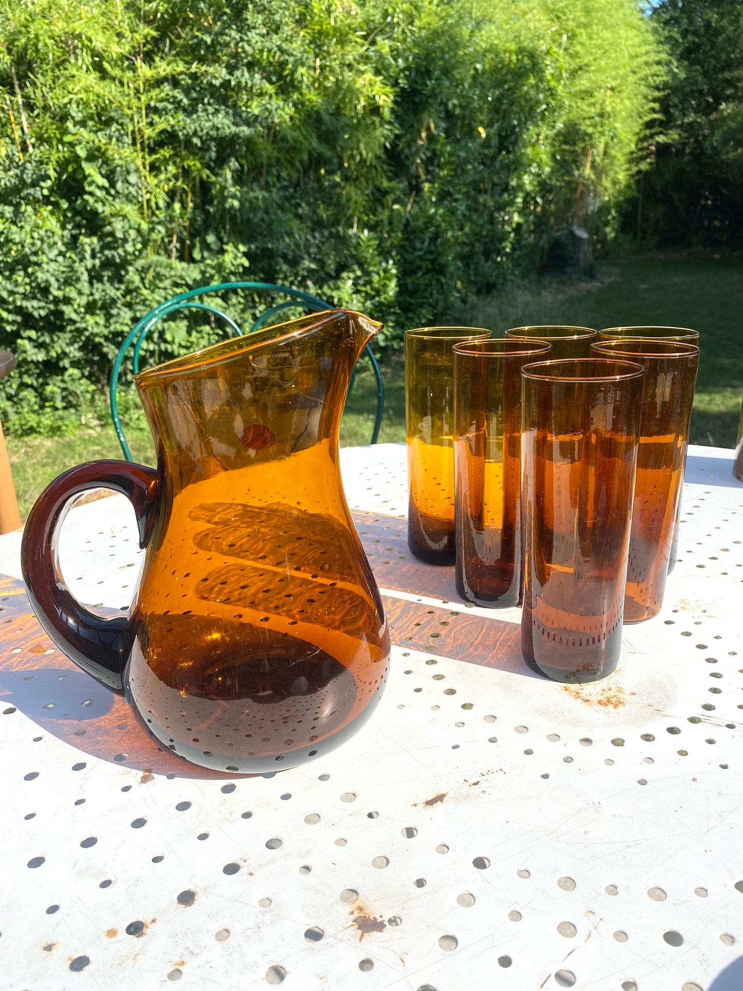 Service à orangeade en verre ambré