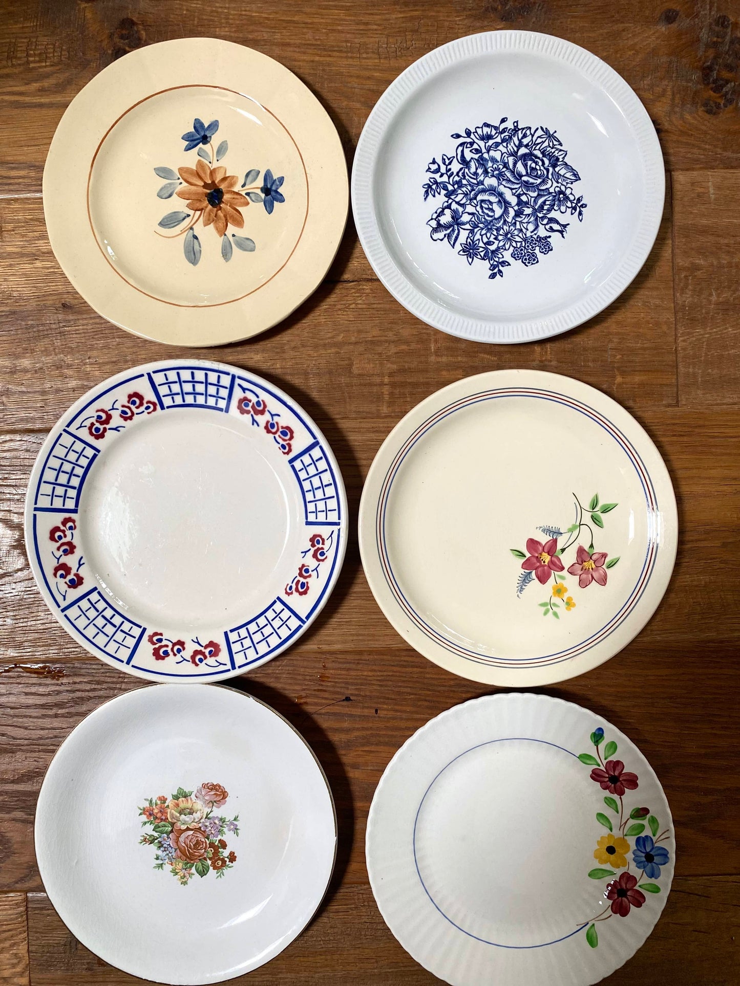 6 assiettes à dessert dépareillées en faïence ancienne