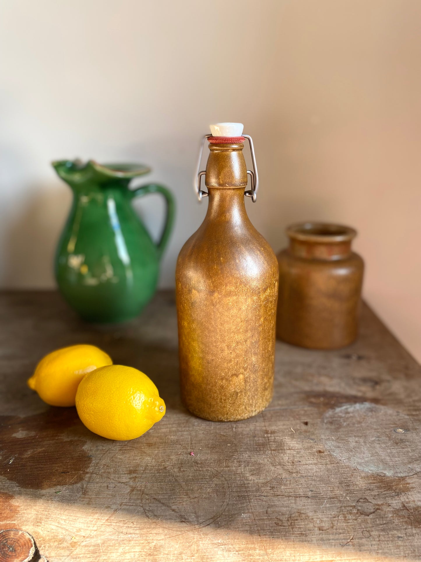 Bouteille en grès ancien moucheté