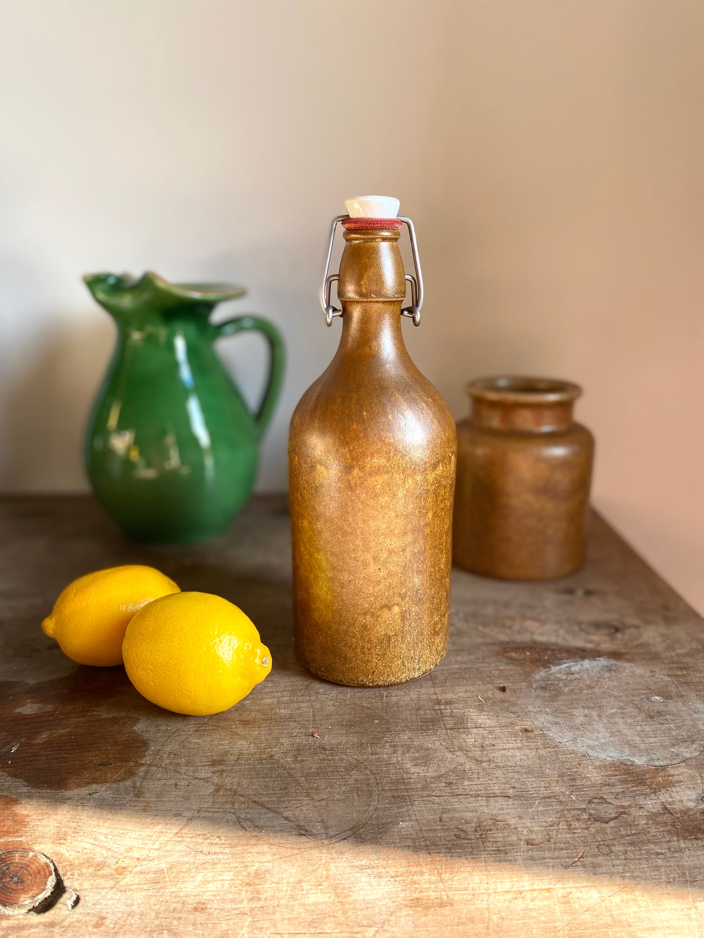 Bouteille en grès ancien moucheté