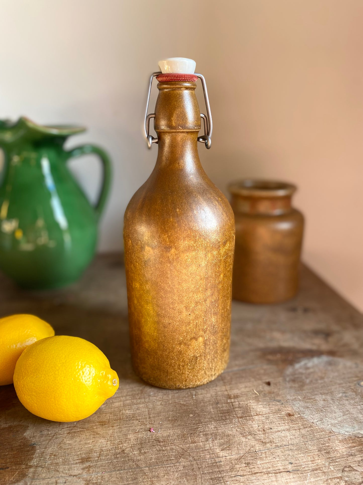 Bouteille en grès ancien moucheté